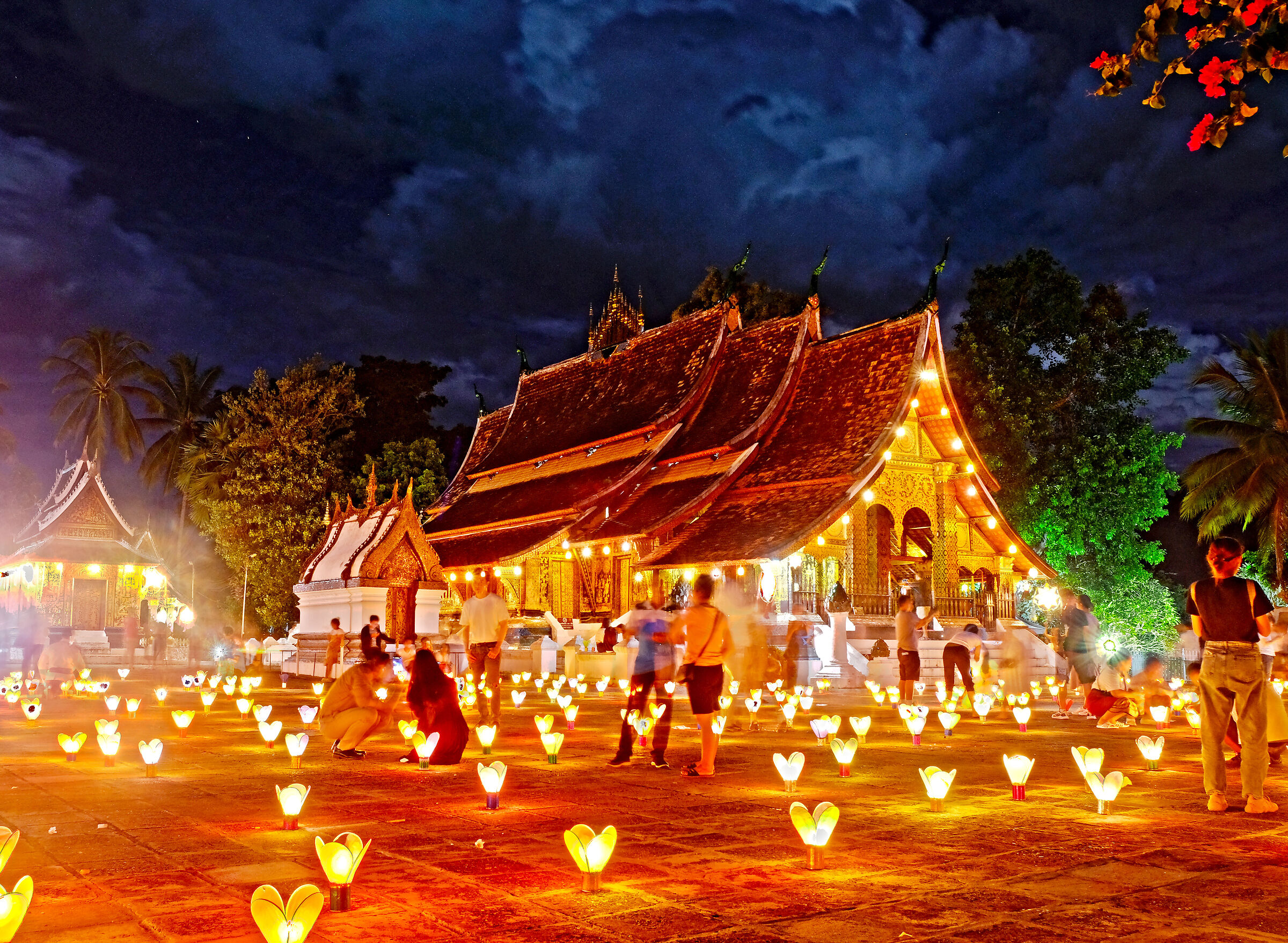 Wat Xiengthong during Light festival