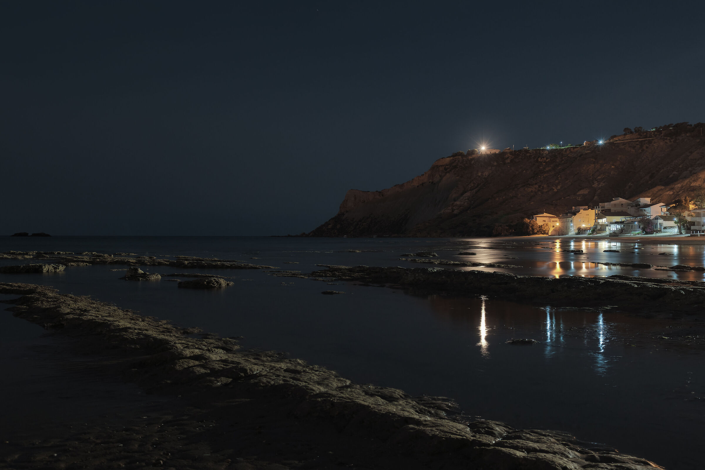 Riflessi lunari di un cielo notturno.