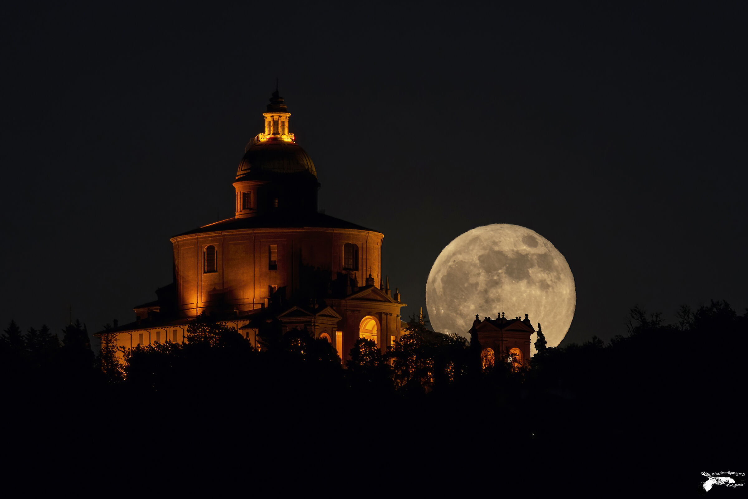 Luna piena sul Santuario della Madonna di San Luca