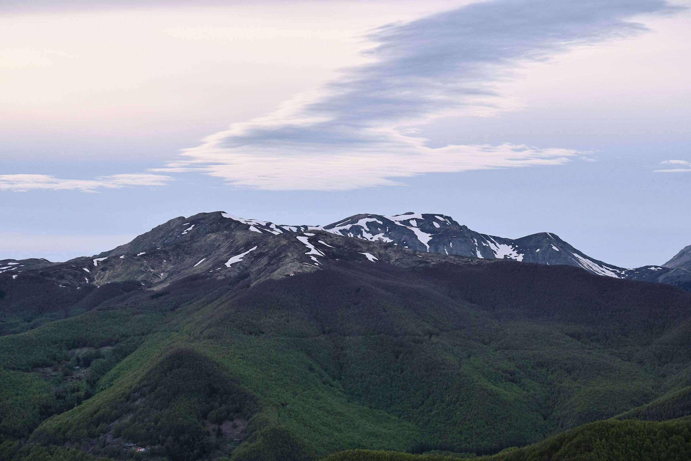 From the Lagadello Pass to Mount Cusna
