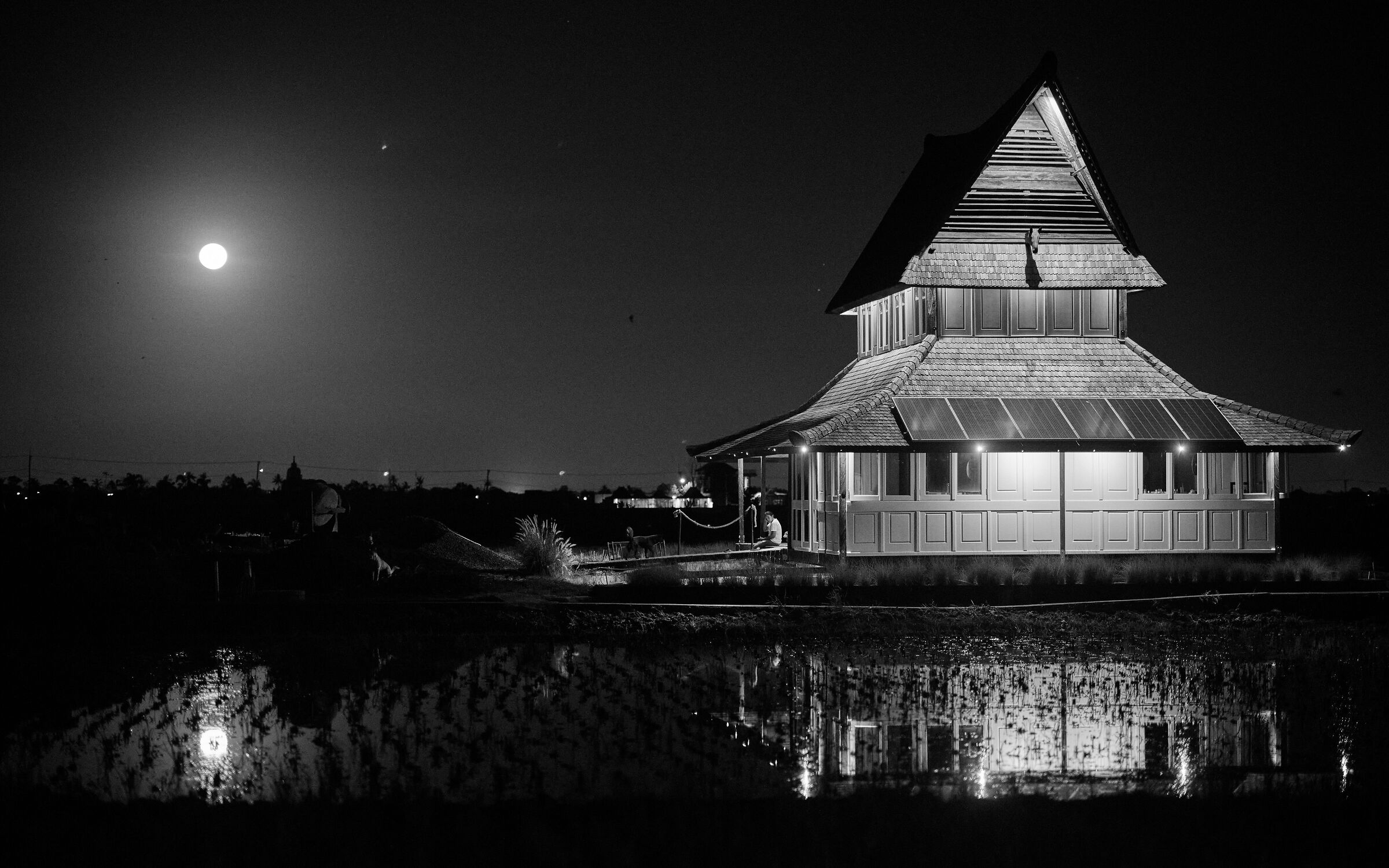 casa su risaio in piena luna