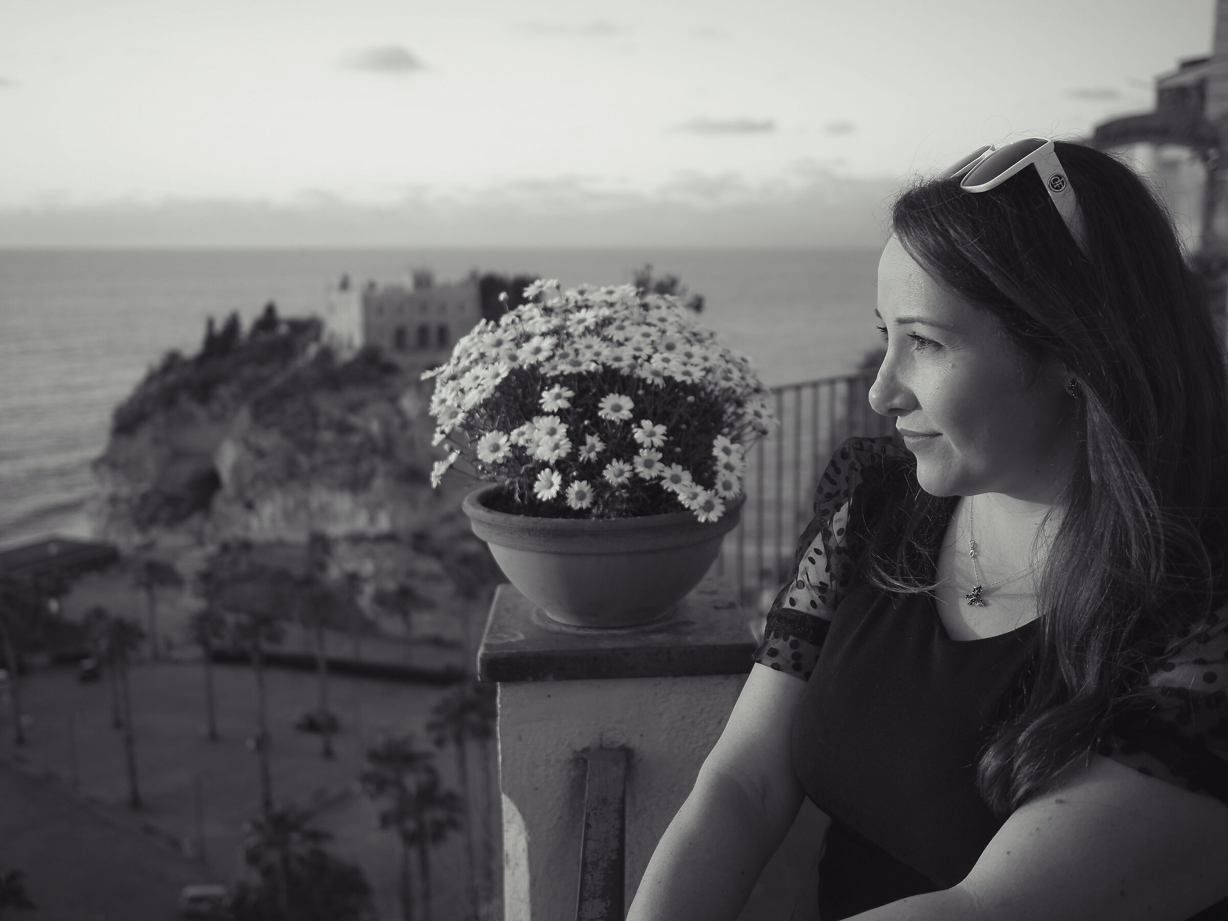 Marilena osserva la vista di Tropea