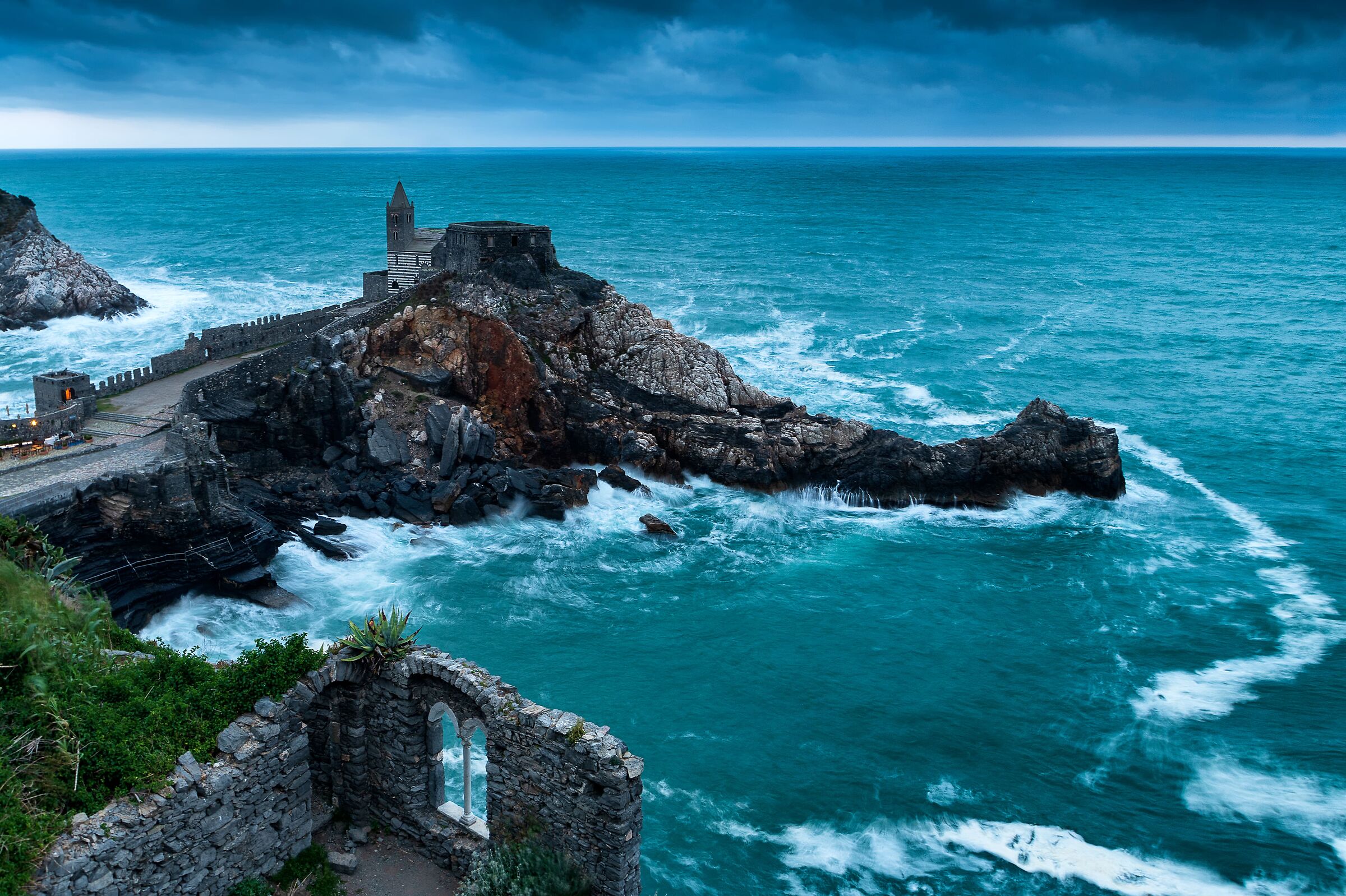 porto venere con mare in tempesta