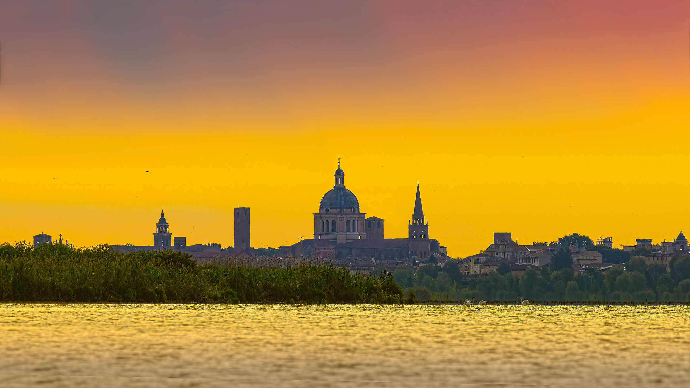 Profilo di Mantova dal lago Superiore