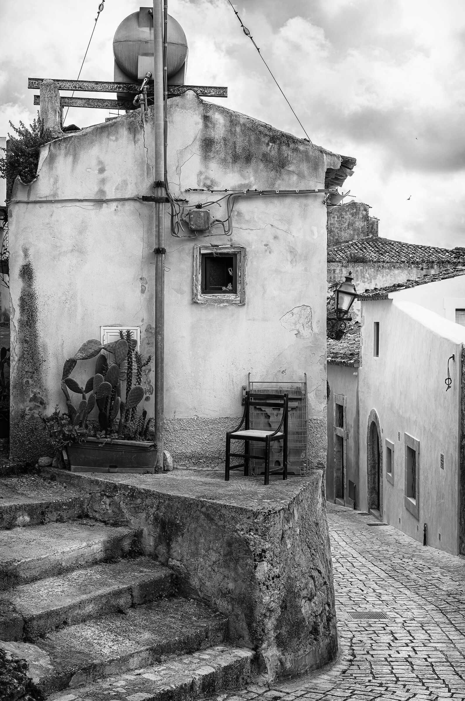 " Tra i vicoli una casa "