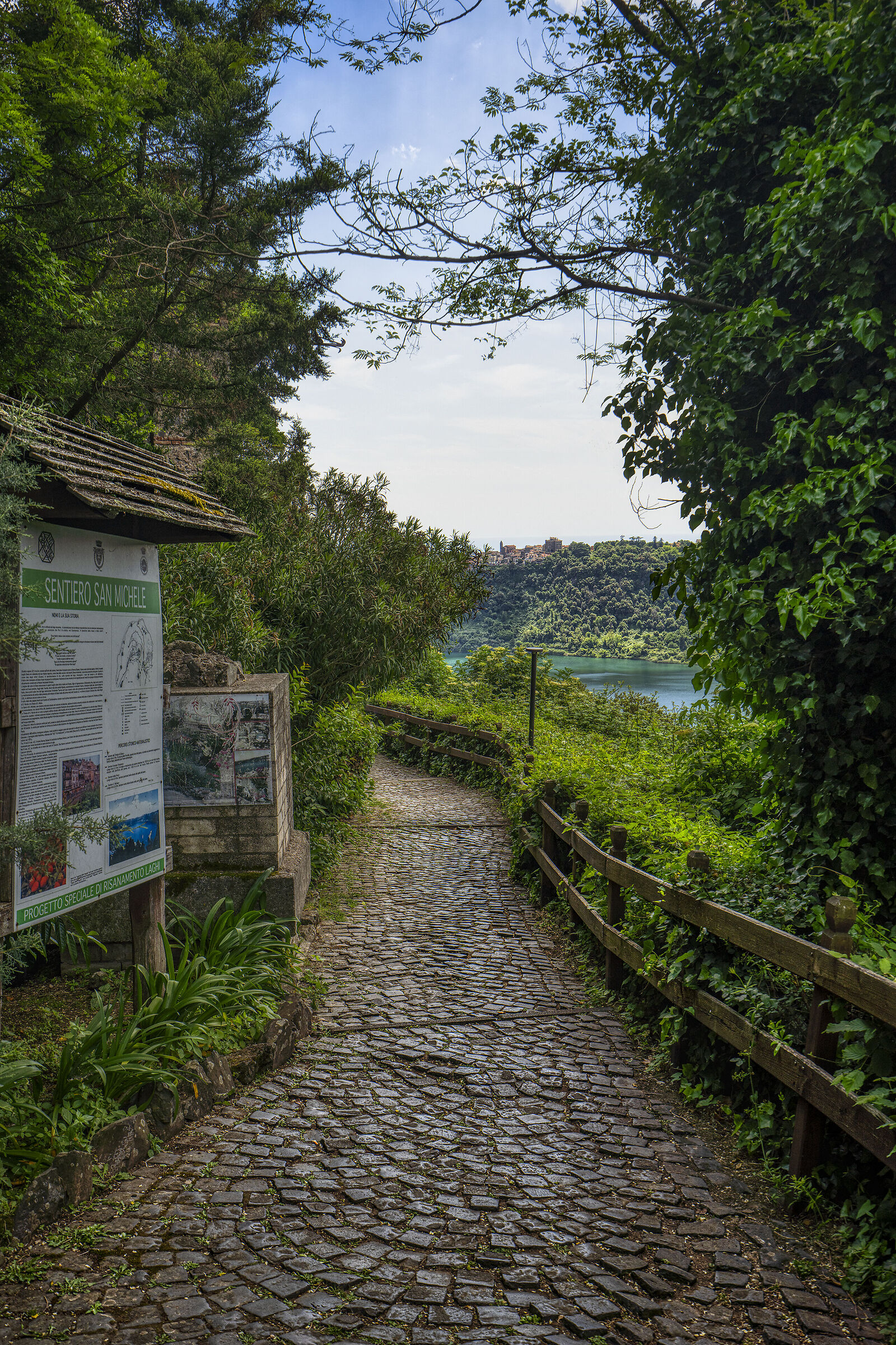 Path of San Michele (in the distance Genzano)