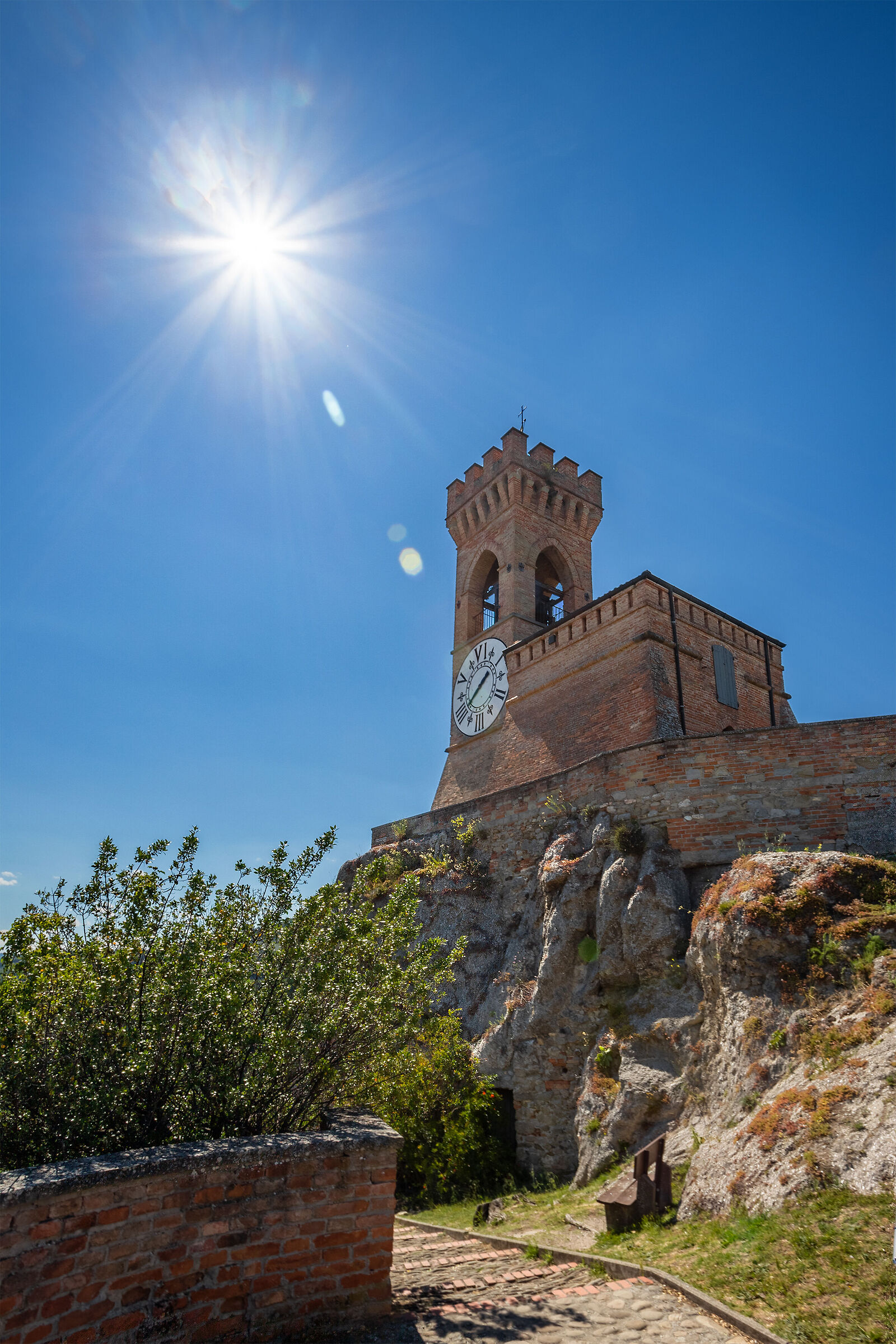 sole alto sulla torre