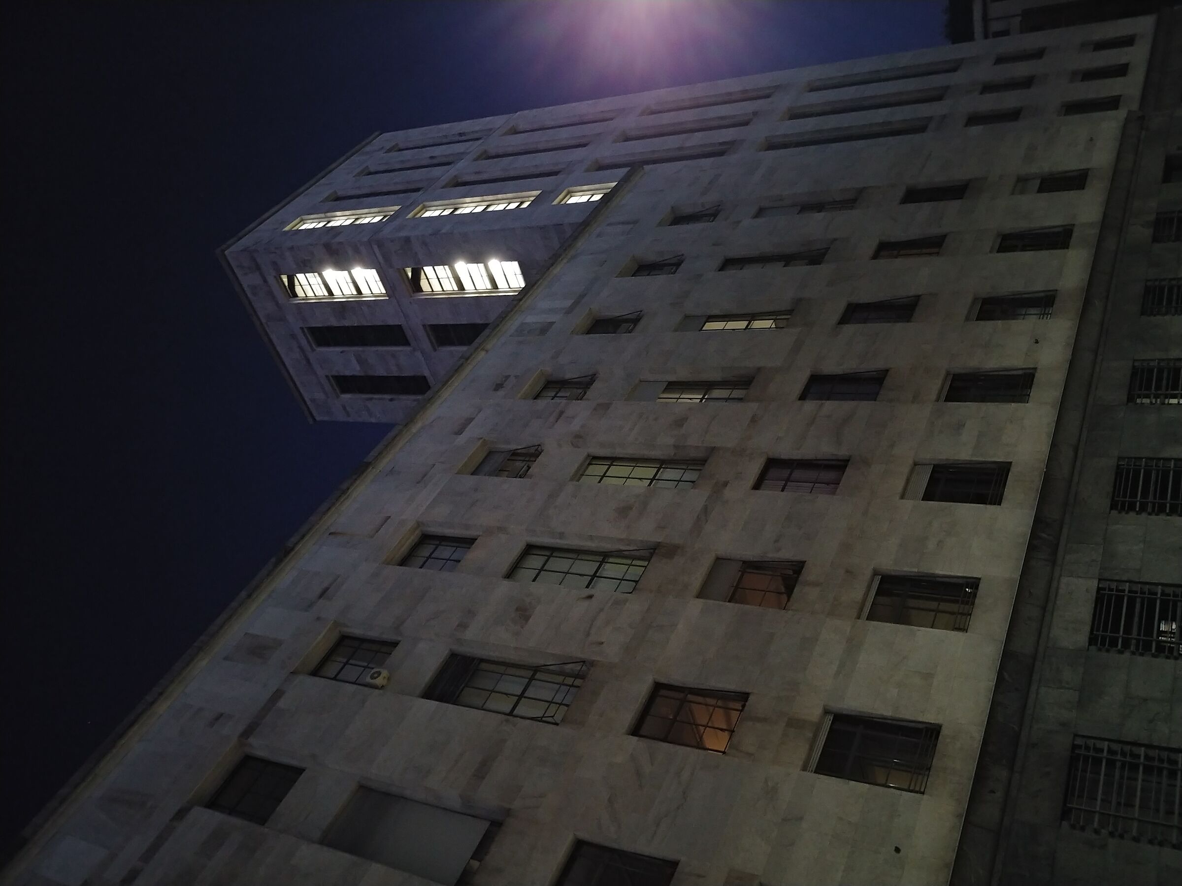 Il palazzo di giustizia la sera