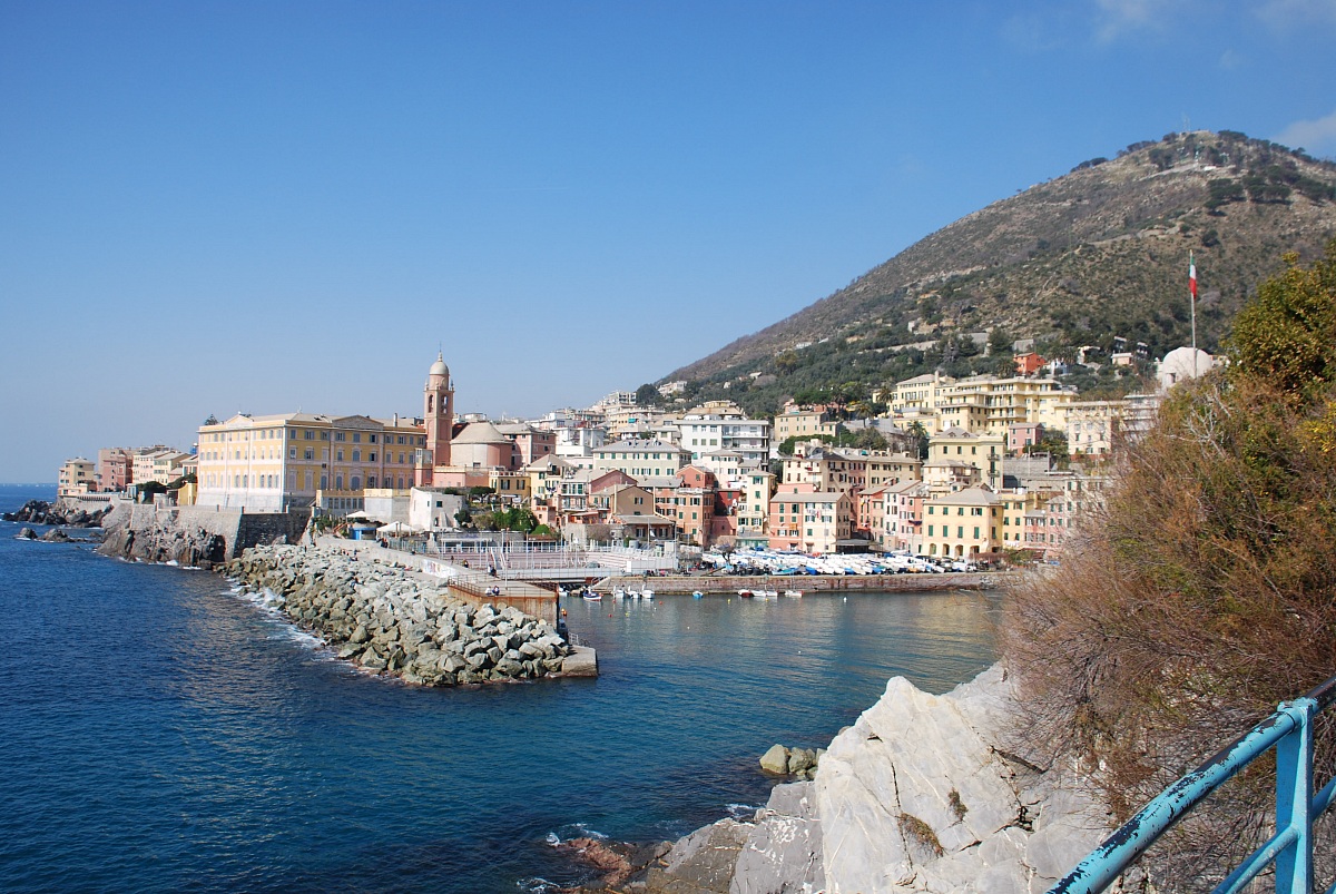 contrast sea and mountains