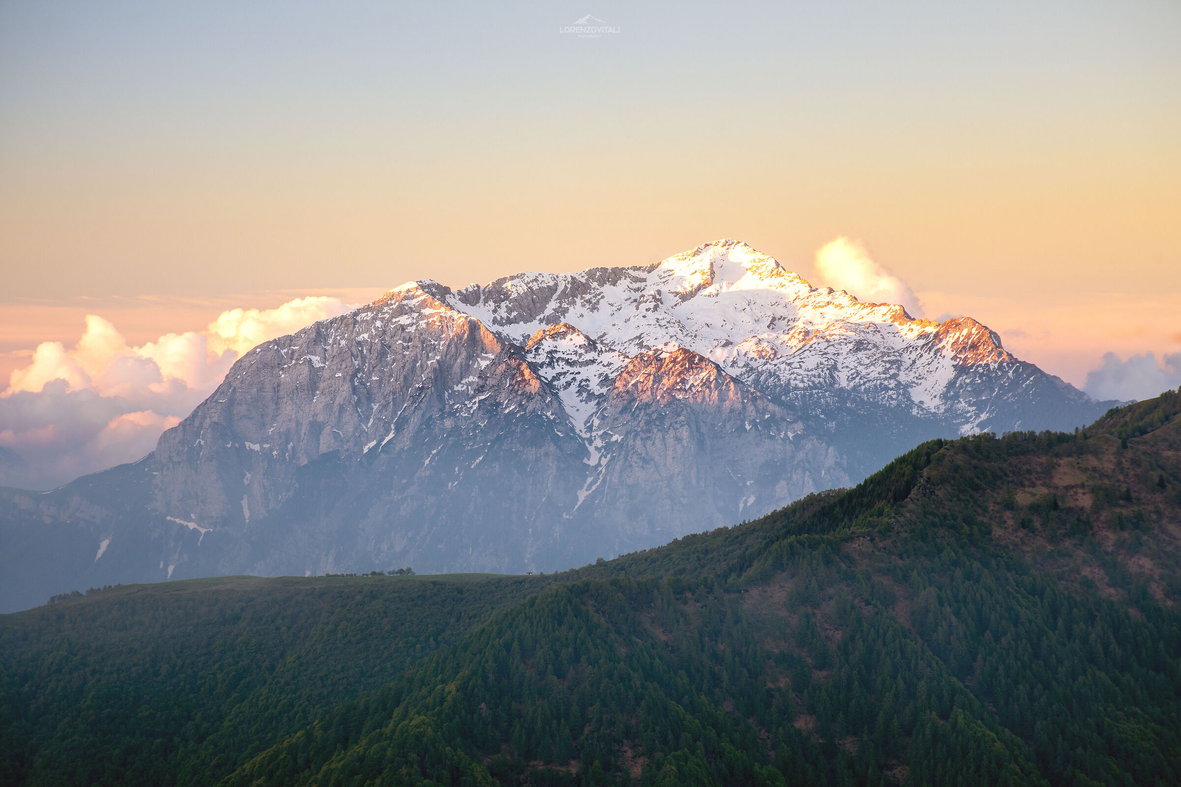 Le prime luci dell'alba sulla Grigna settentrionale