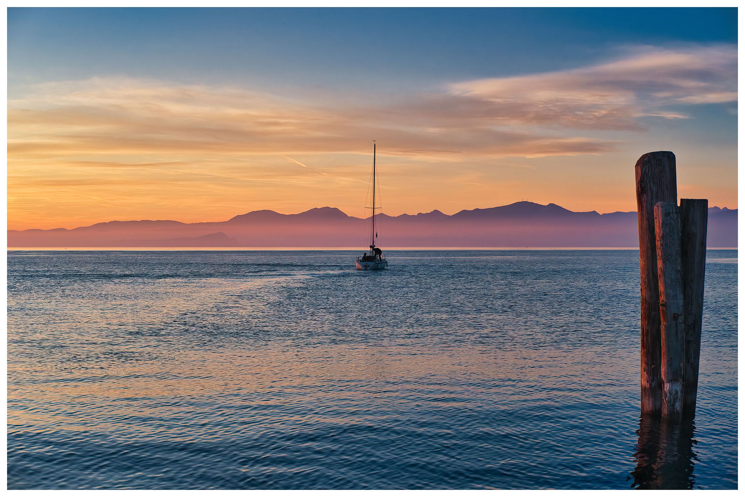 Barca a Vela nel tramonto