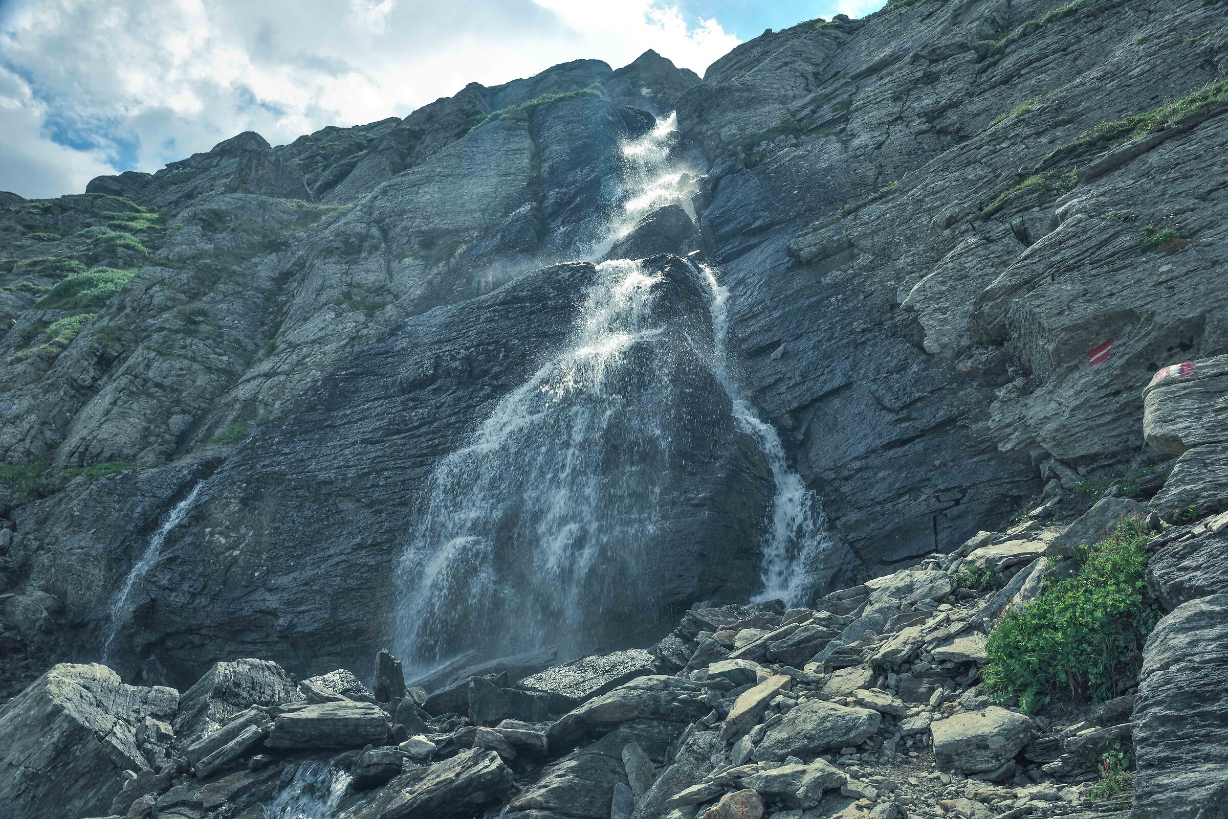 cascata sul sentiero di ritorno dal Lago Nero