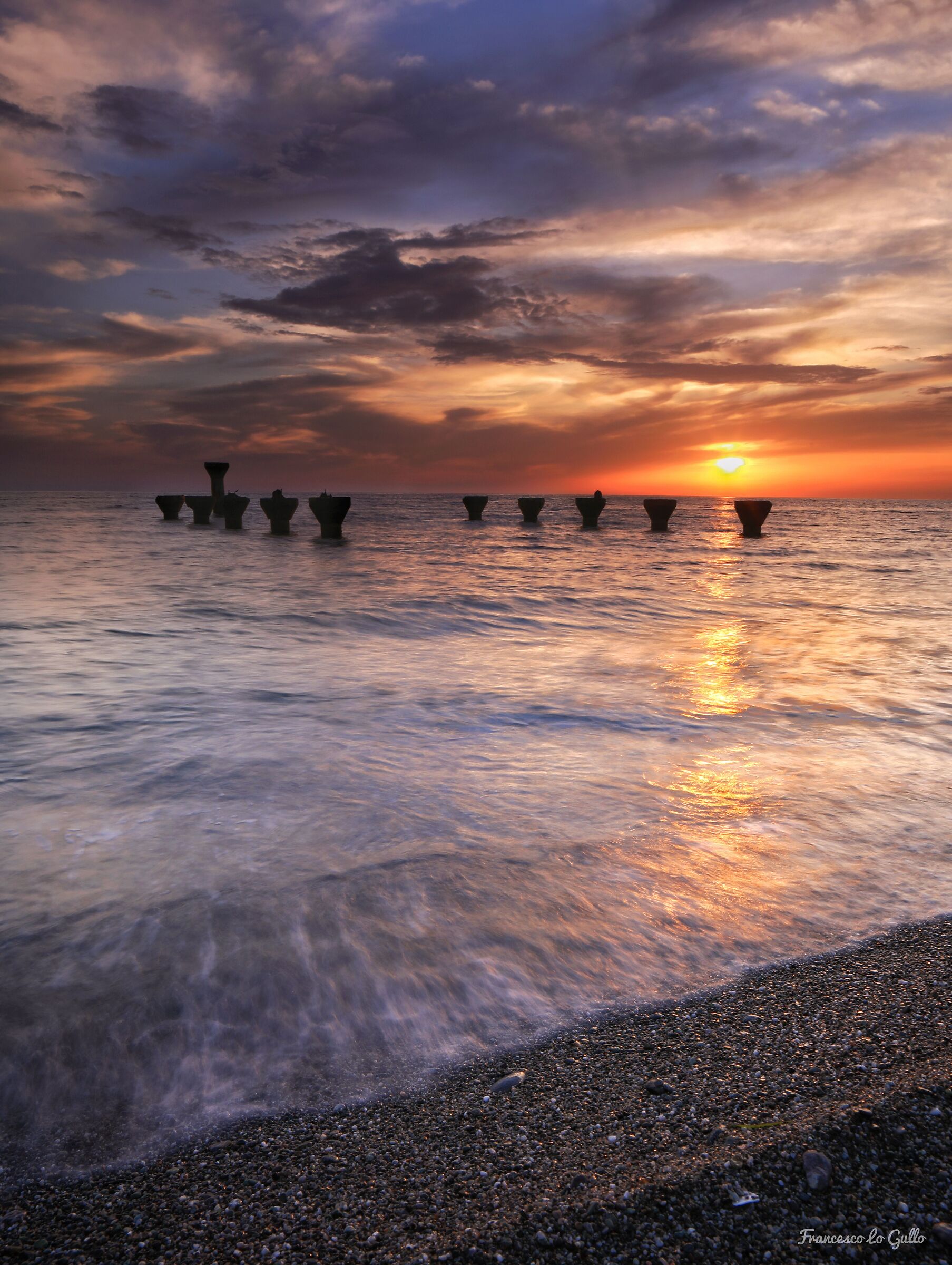 Resti di un antico pontile sul mare.