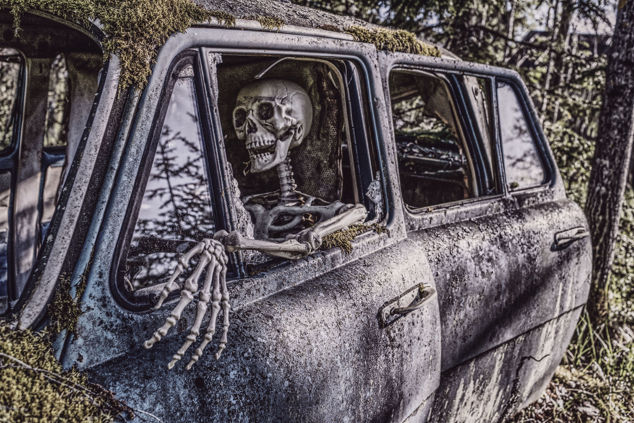 Scheletro nella vecchia Skoda