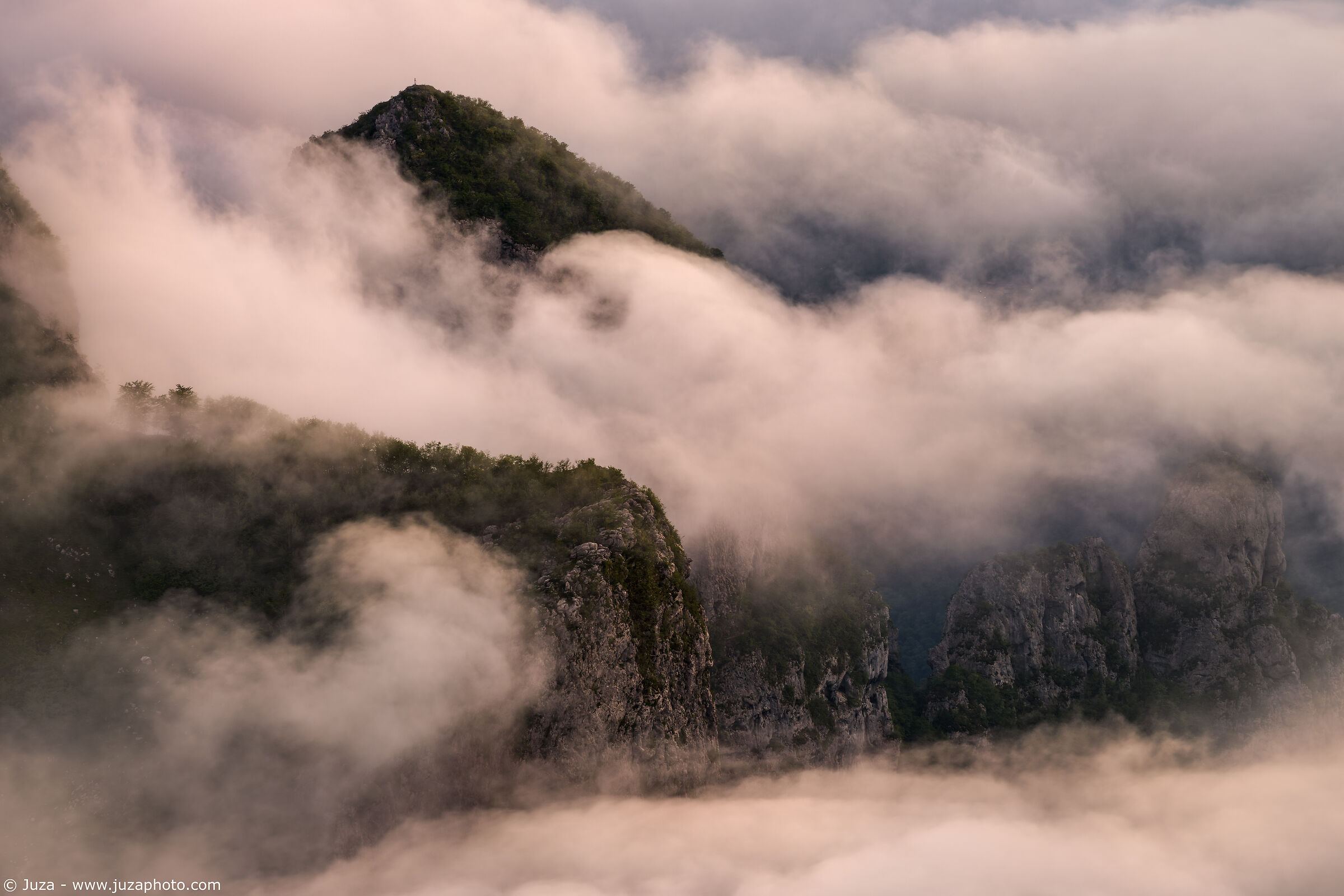 Il Monte Procinto tra le nubi