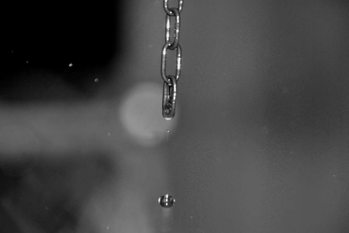 drops dripping from the chain