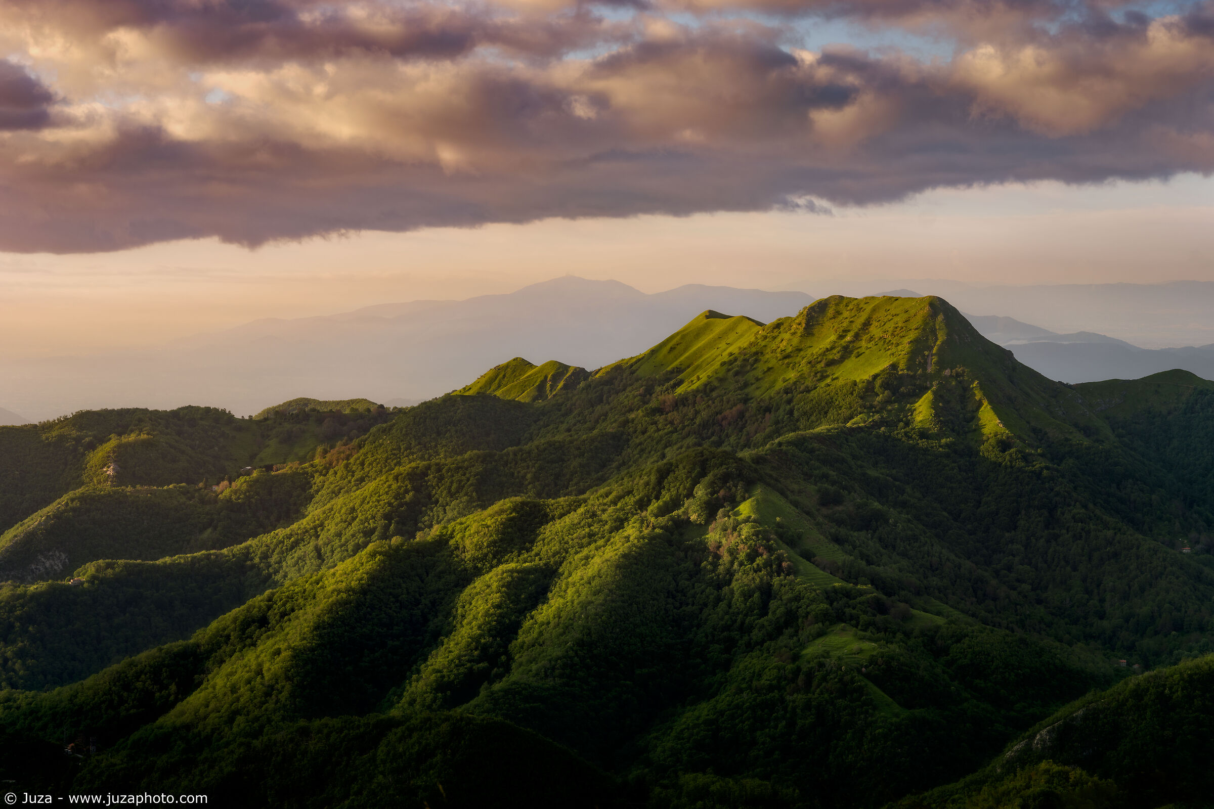 La luce dell'alba sul paesaggio