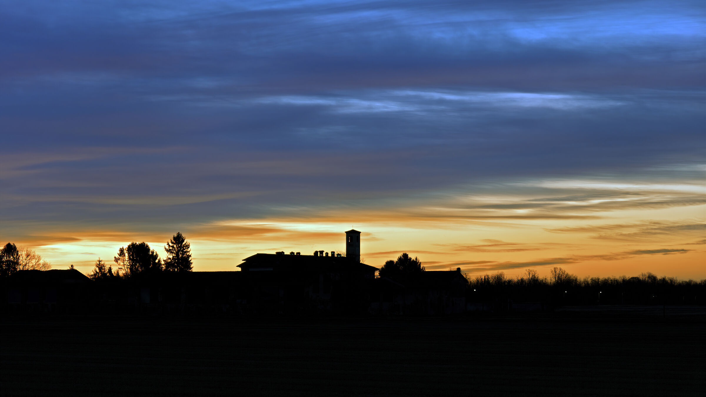 Silhouette all'alba