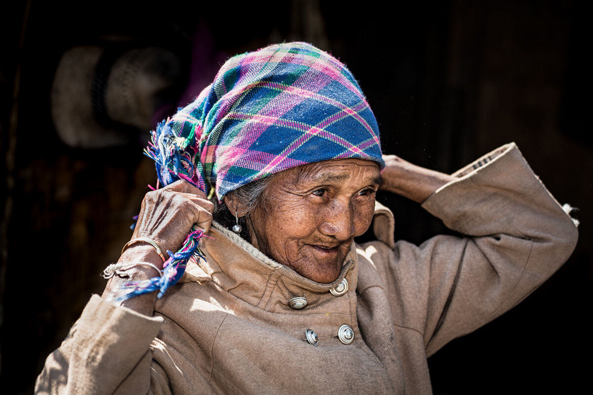 Luci dure e vecchi cappelli.