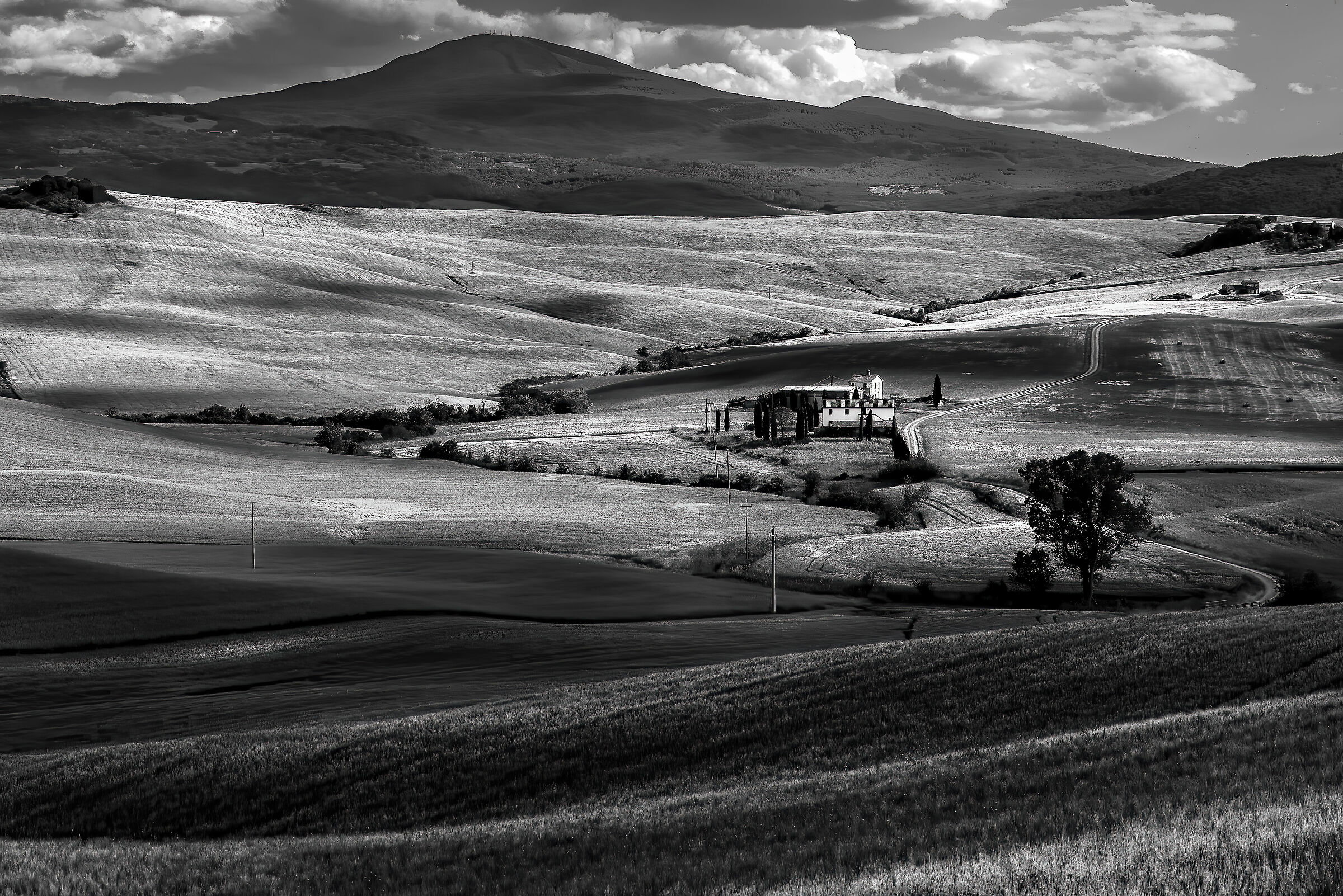 casolare in val d'orcia sullo sfondo m.amiata