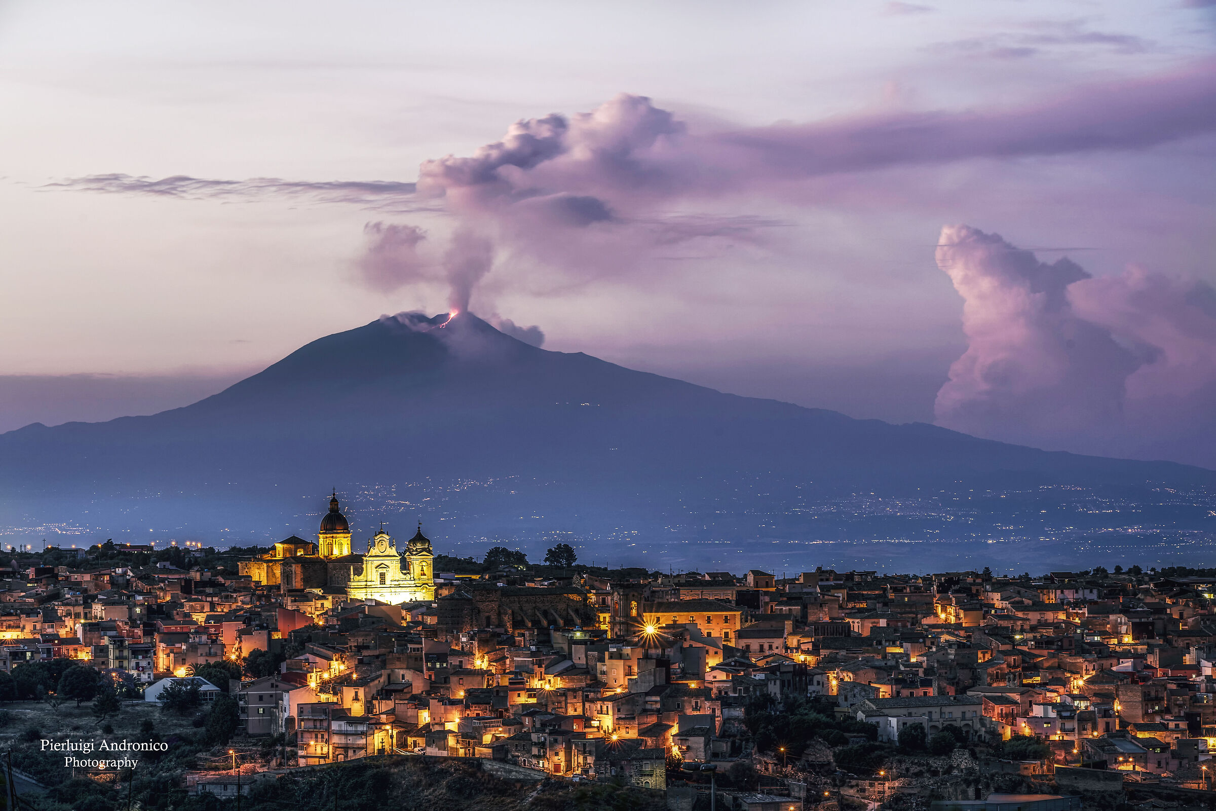 Etna in eruzione osservato da Militello Val di Catania