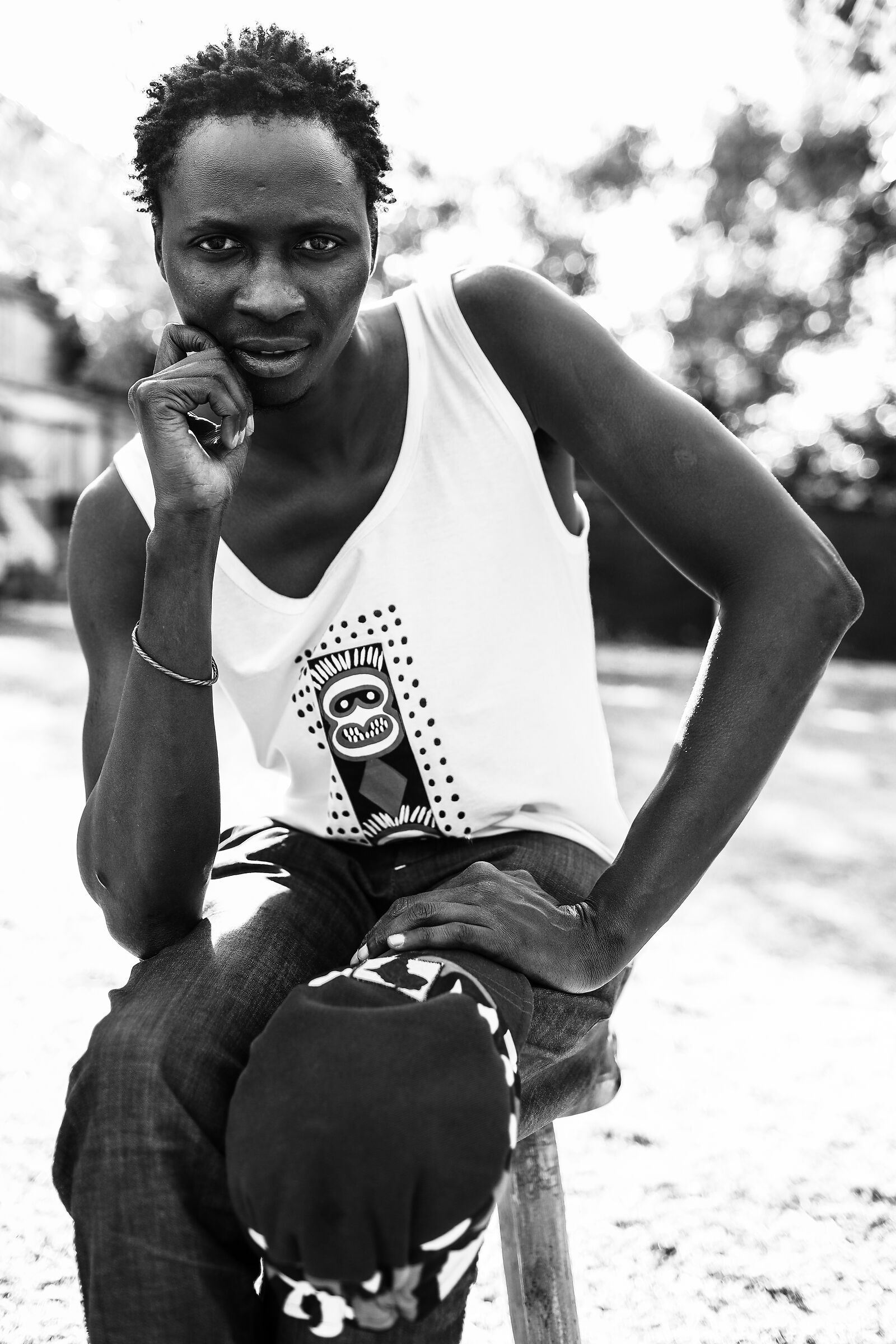 Canotta bianca su nero