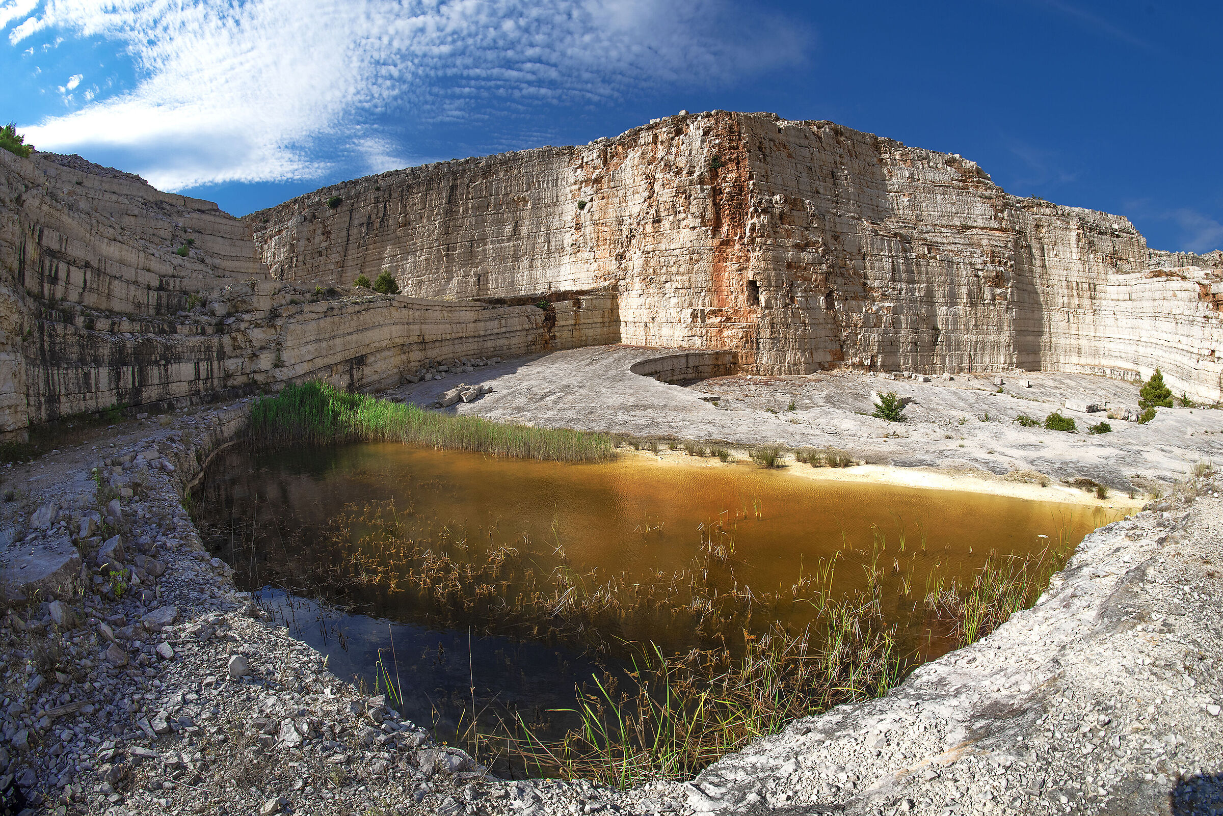Alta Murgia laghetto pluviale in cava abbandonata