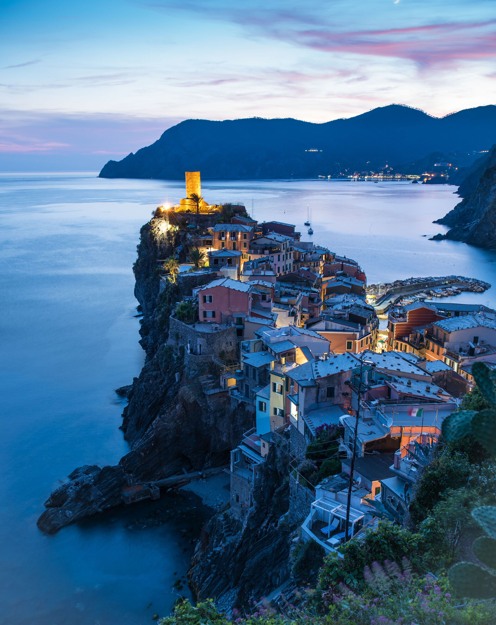Vernazza immersa nell'ora blu