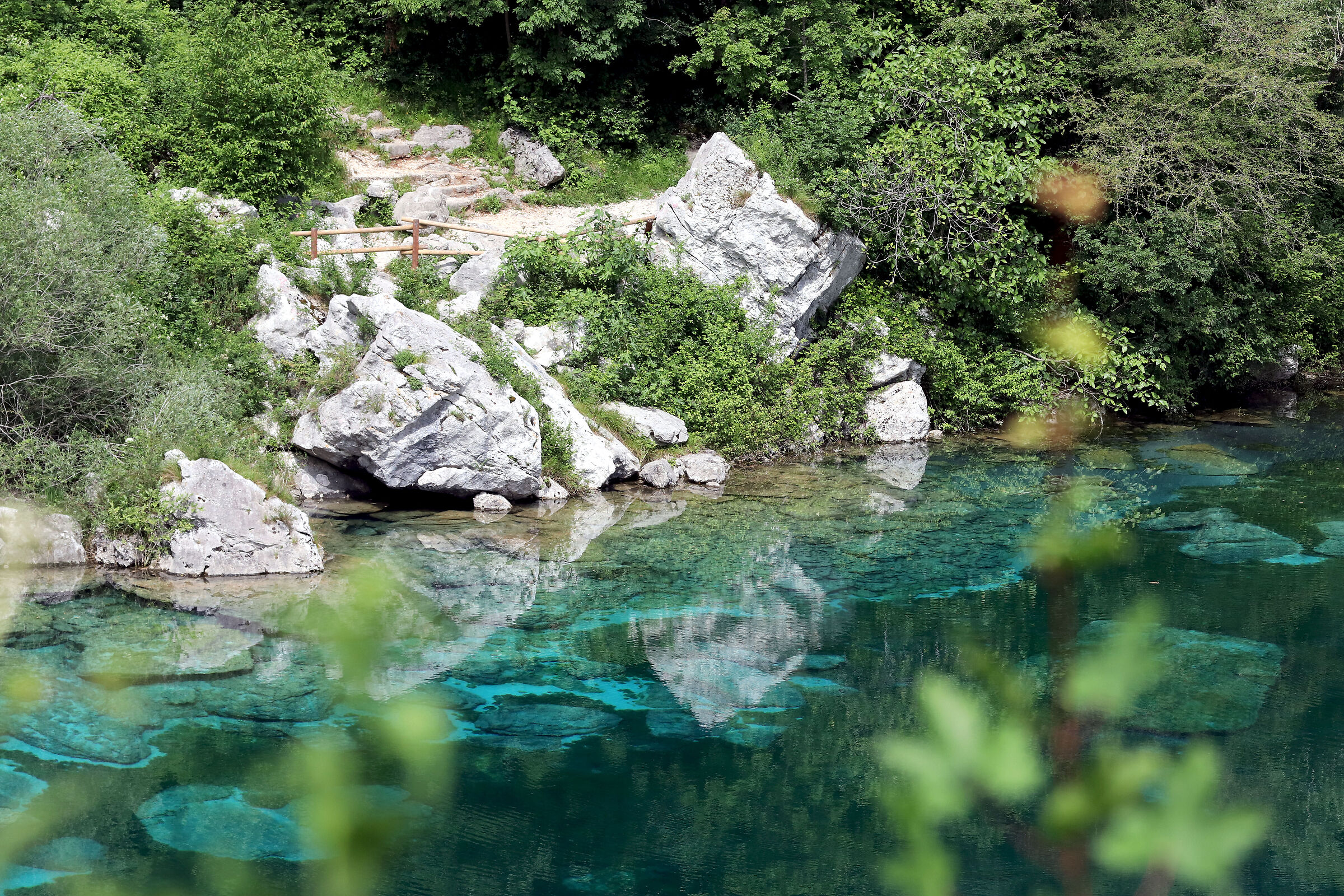 Lo smeraldino incanto del misterioso lago di Cornino