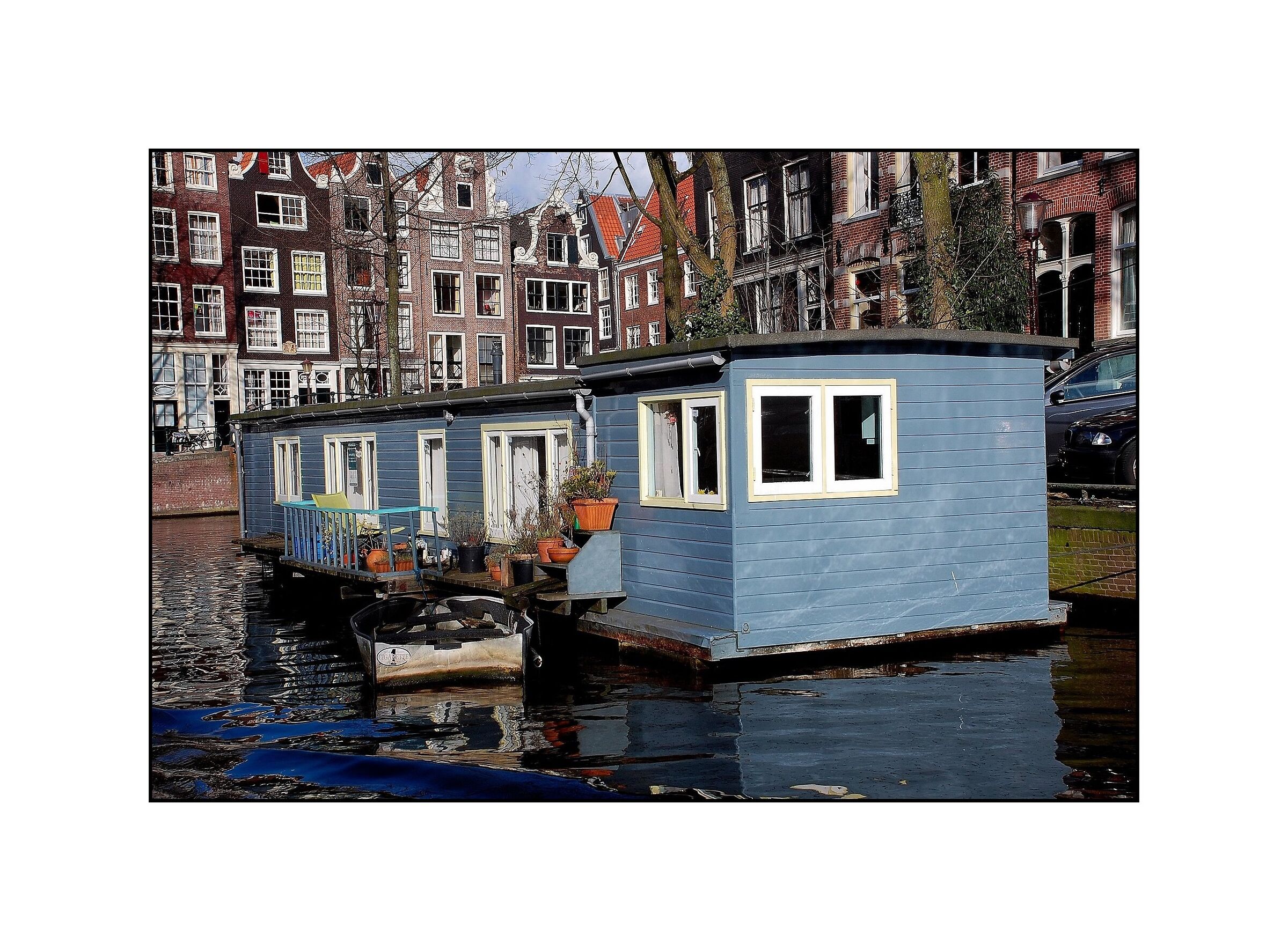 Amsterdam : Canal villa with private parking...