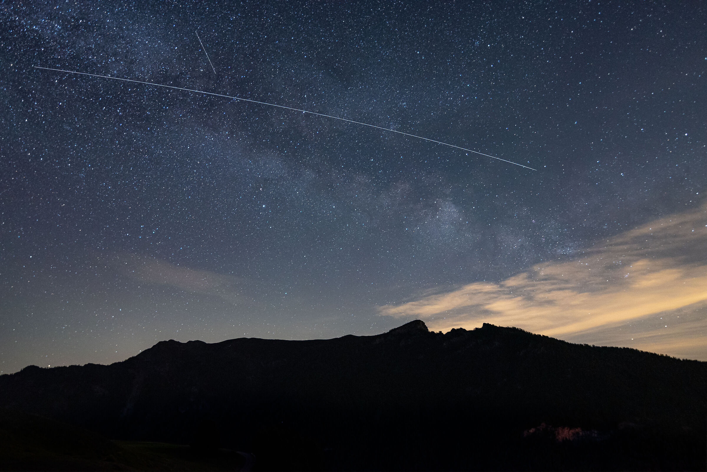 Via Lattea e stella cadente
