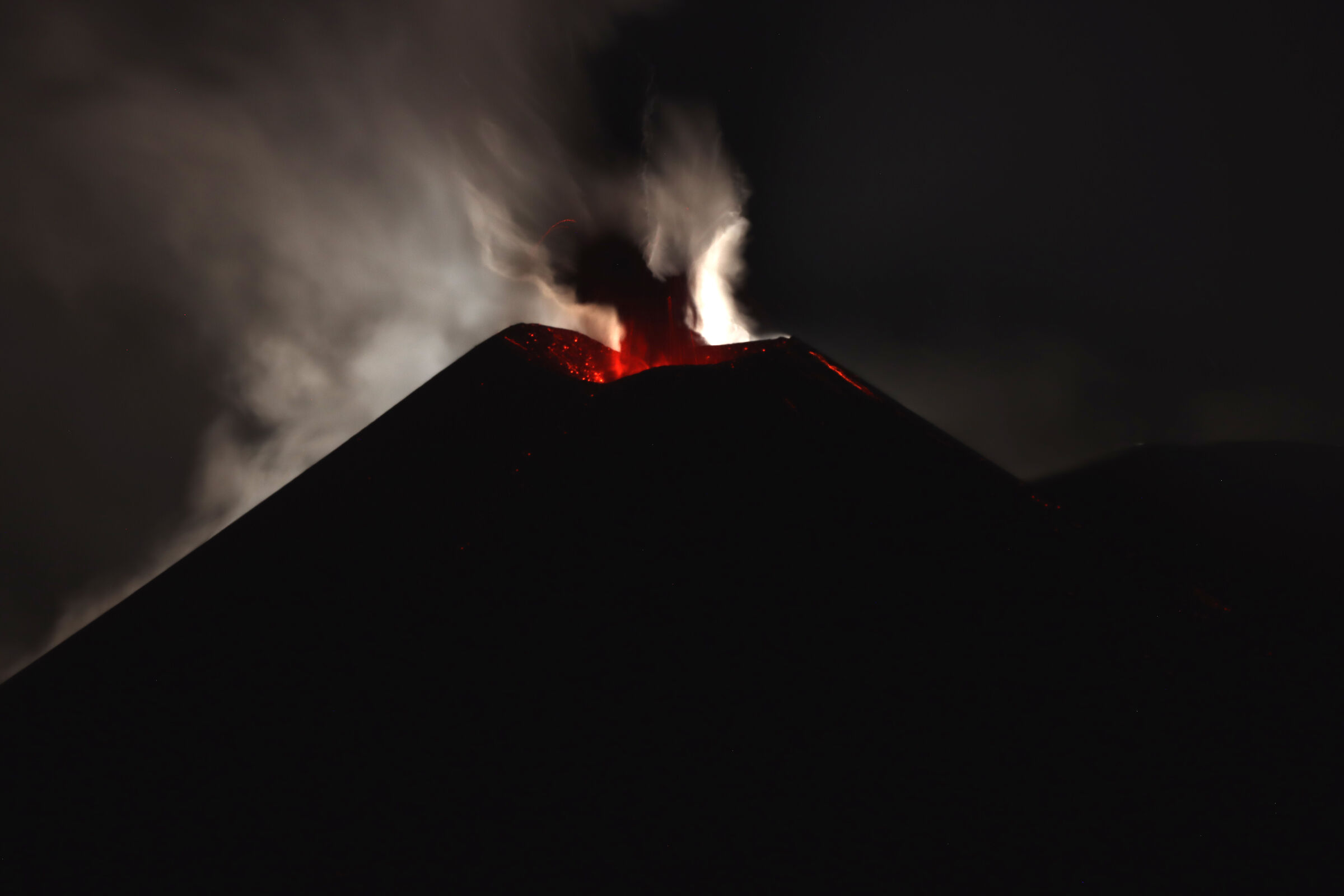 L'Etna e la Luna-  Eruzione del 16-6-2021.