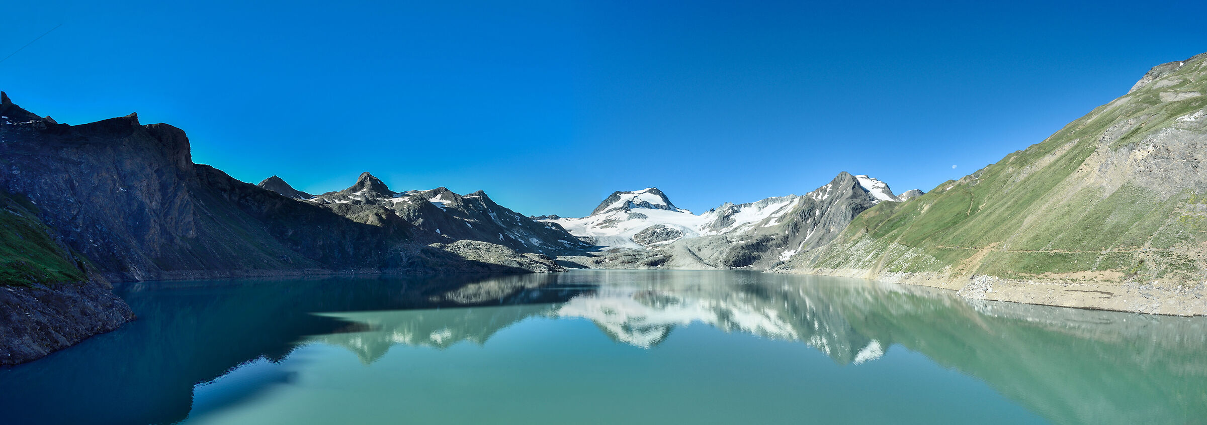 Lago del Sabbione 2466m dall'omonima diga dell'Enel