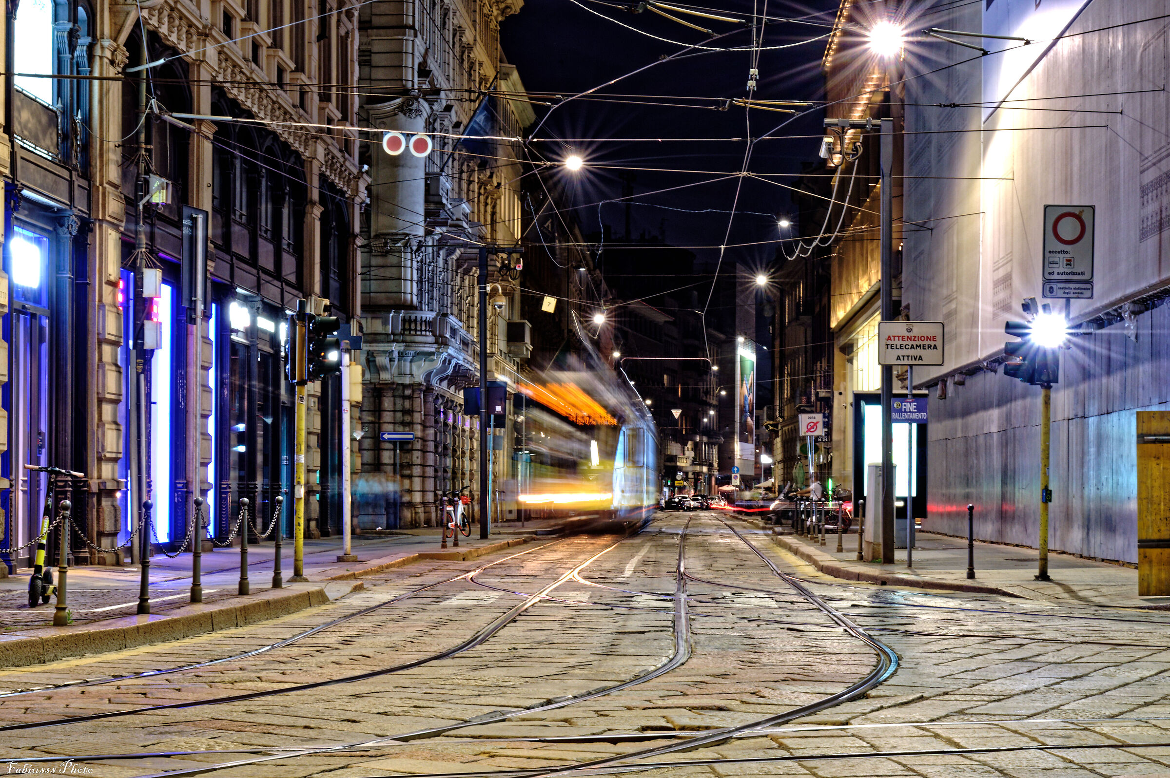 Via Broletto di notte