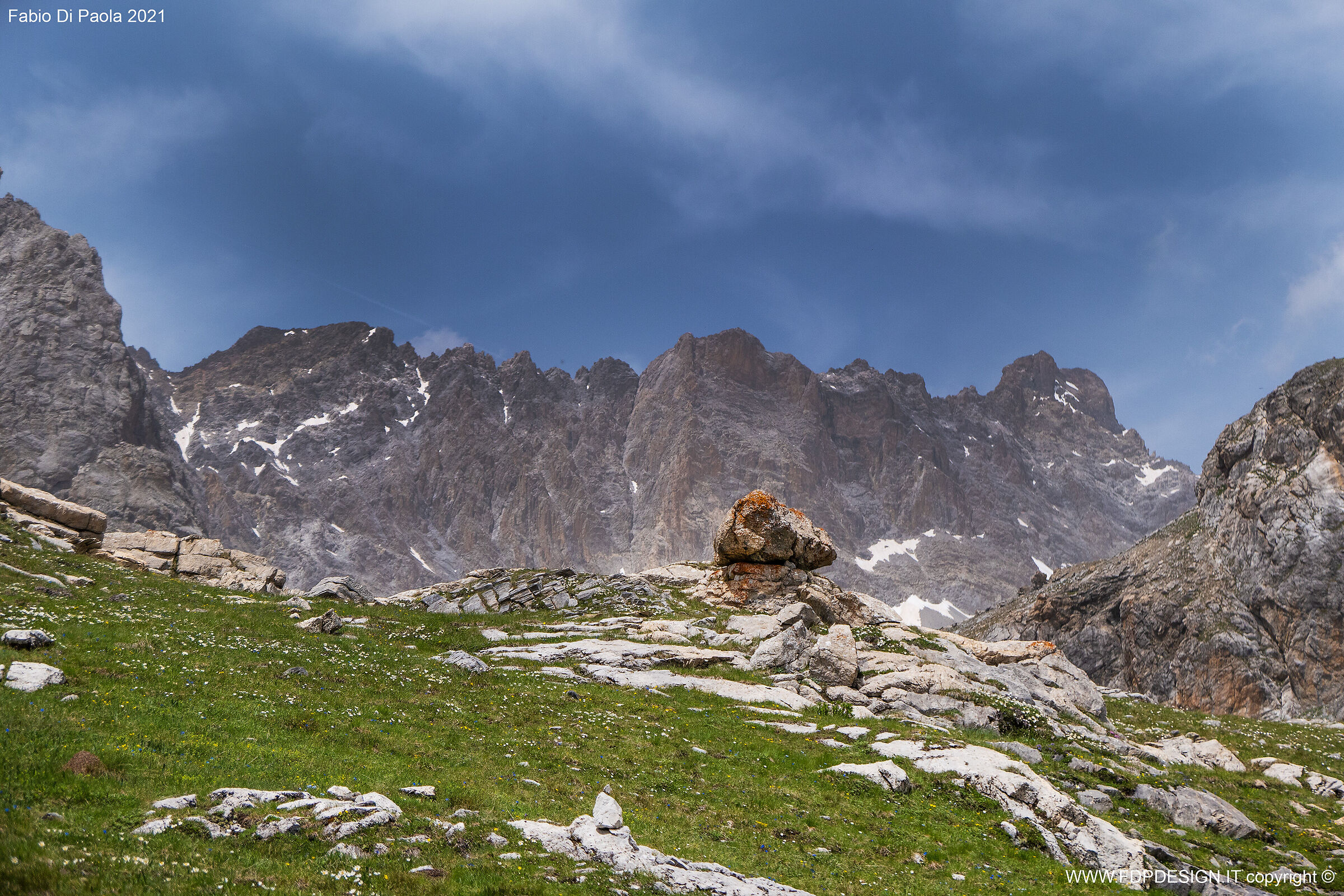 il sasso e la montagna