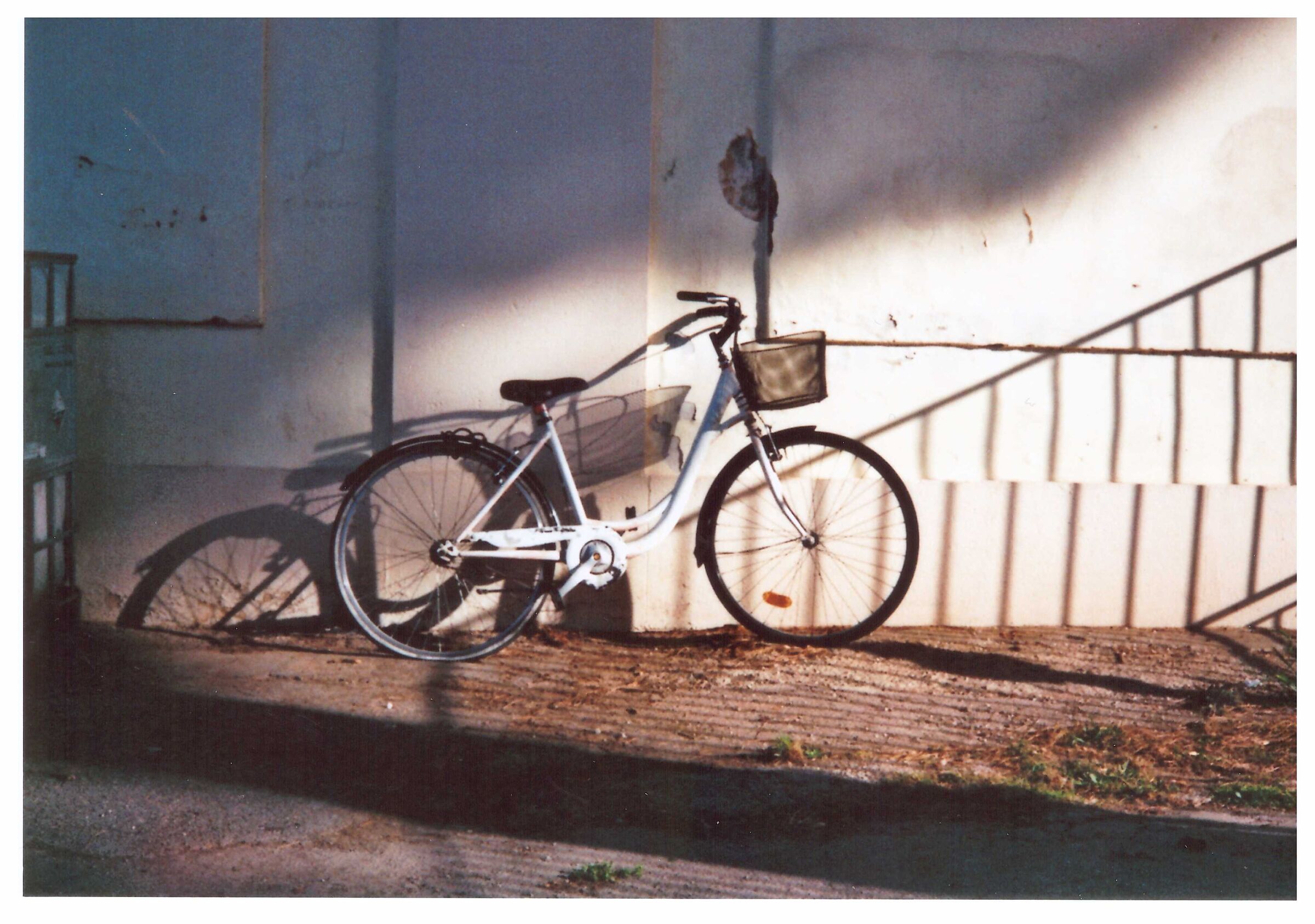 Bicicletta e ombre di ringhiera