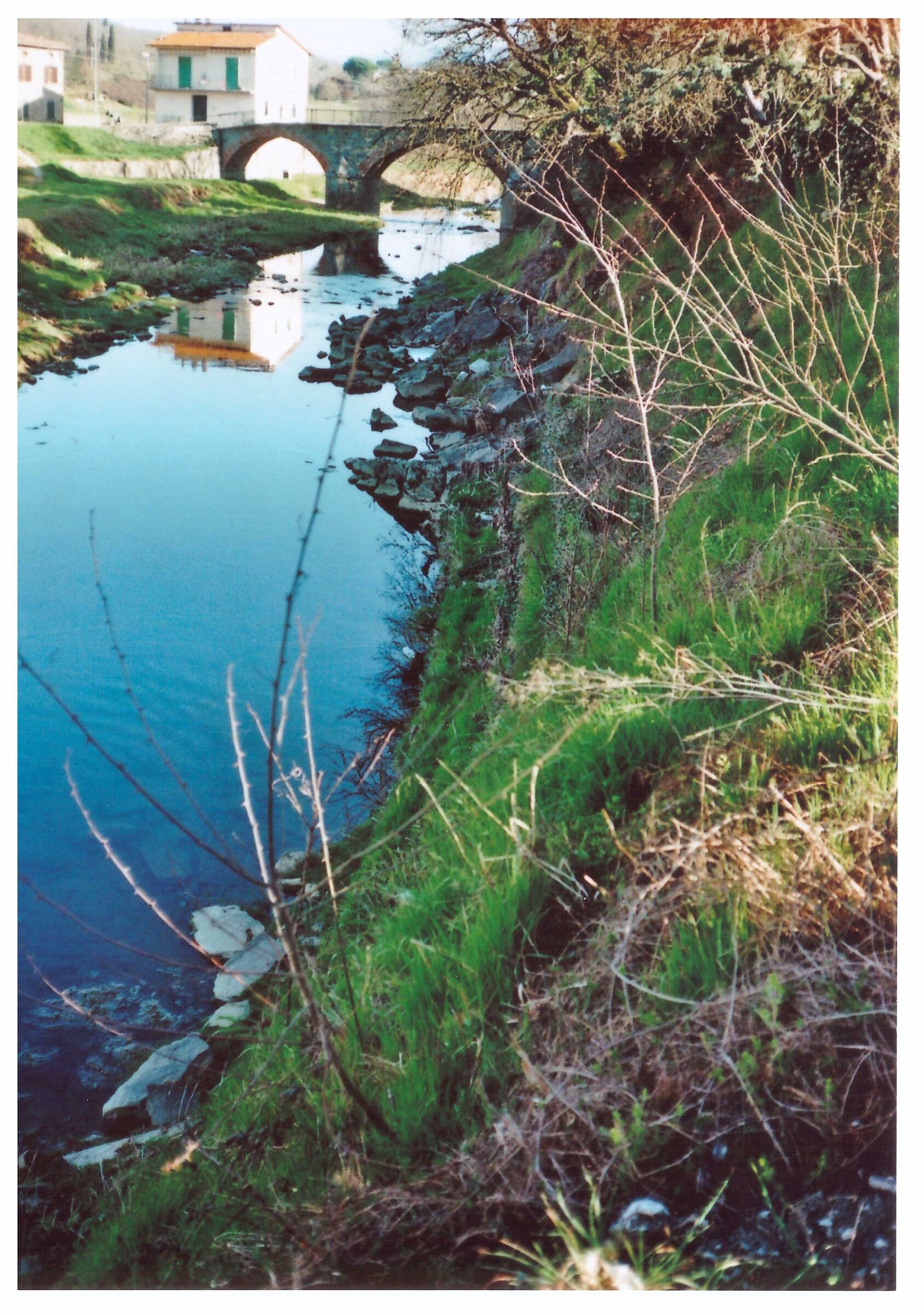 Ponte sull'Ambra e casetta bianca