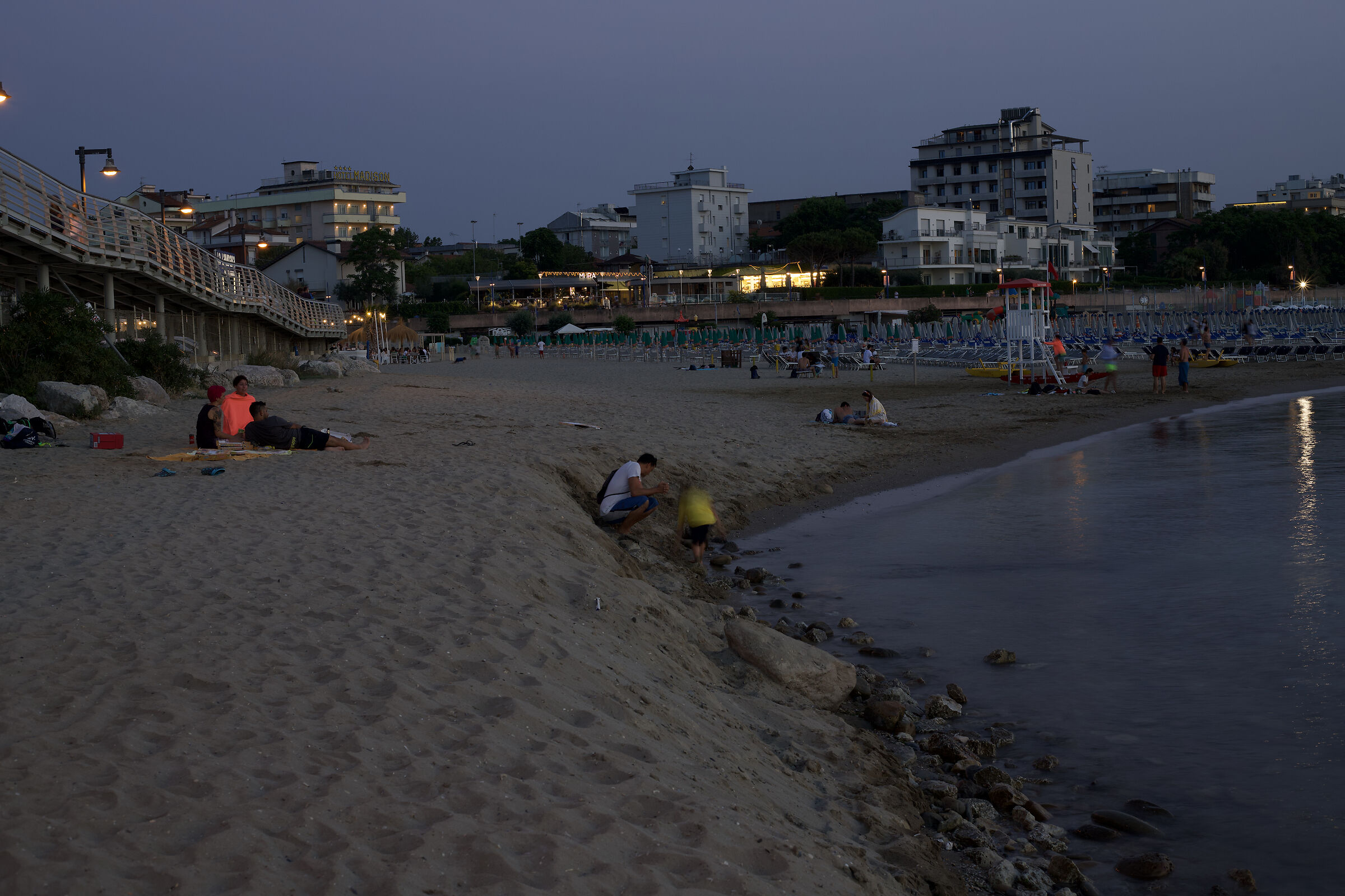 Vita da spiaggia di sera