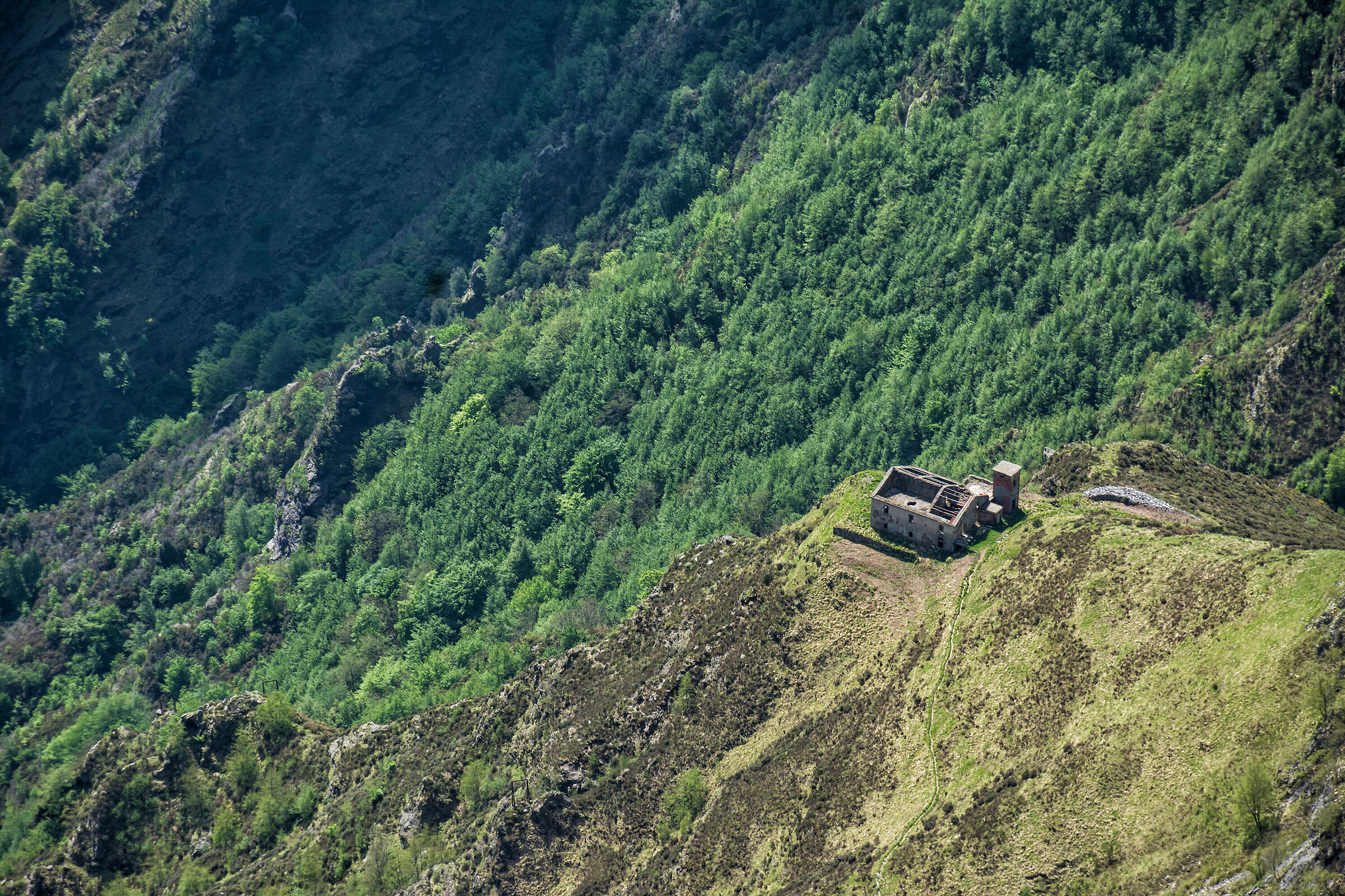 Abandonment in the middle of the mountains