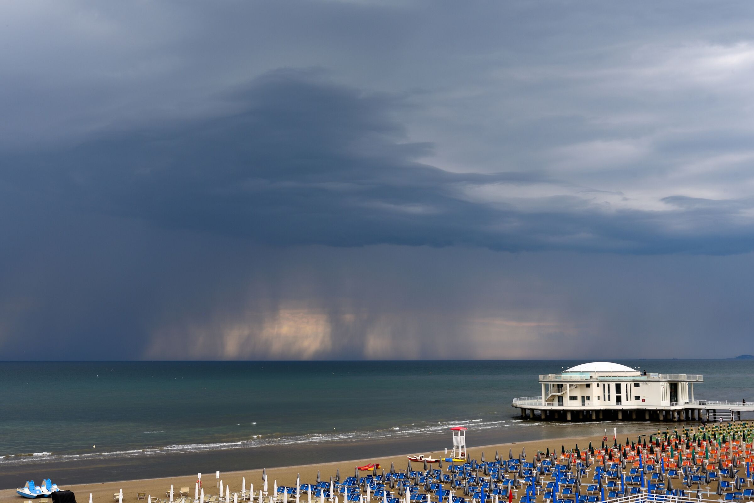 Una rotonda sul mare in tempesta