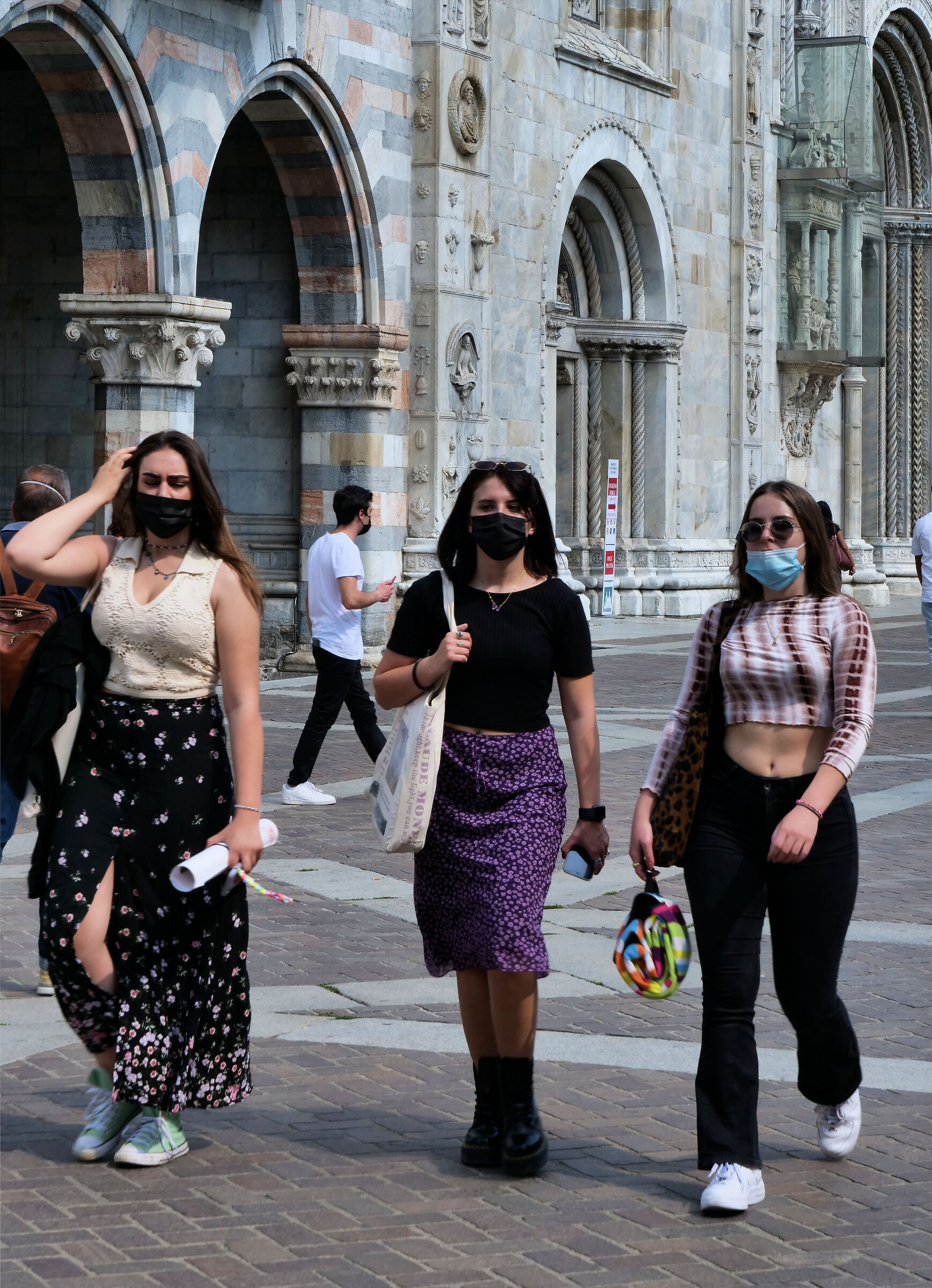 . . . ora che c'eravamo abituati alle mascherine . . .