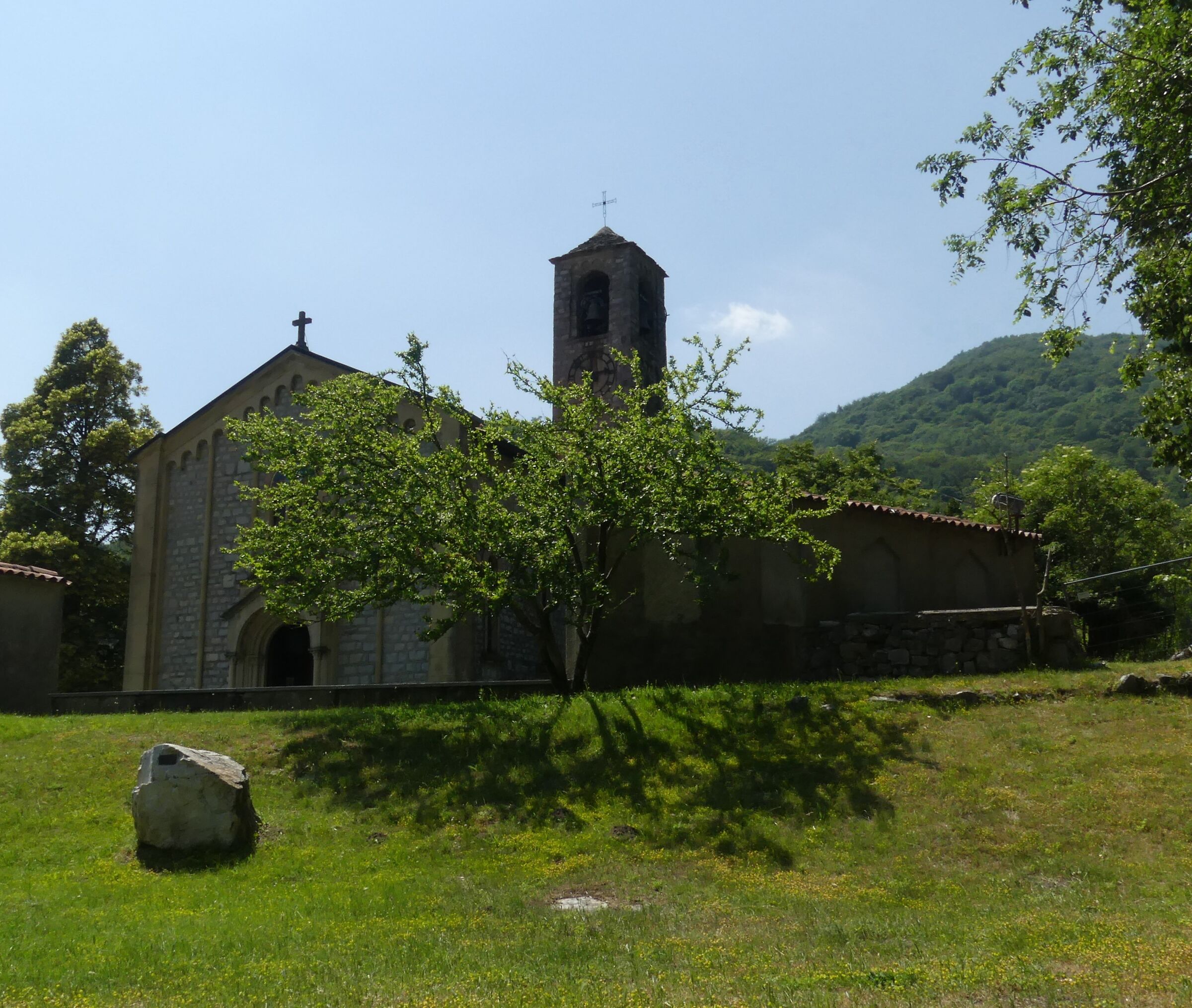 Una chiesa nel verde