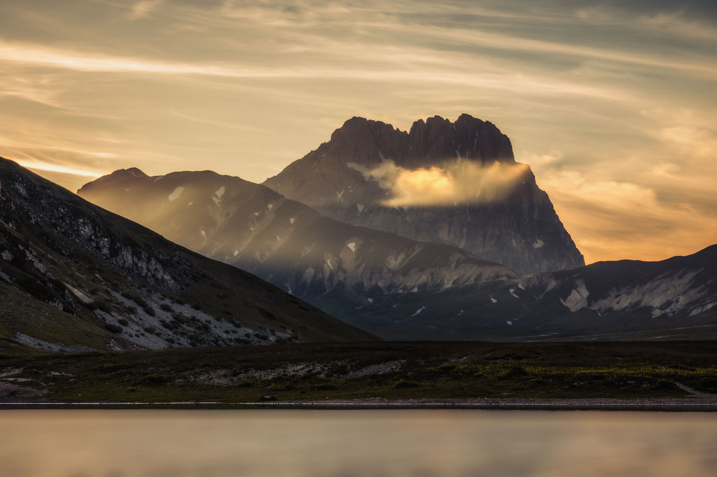 Il Gran Sasso alle luci del tramonto.