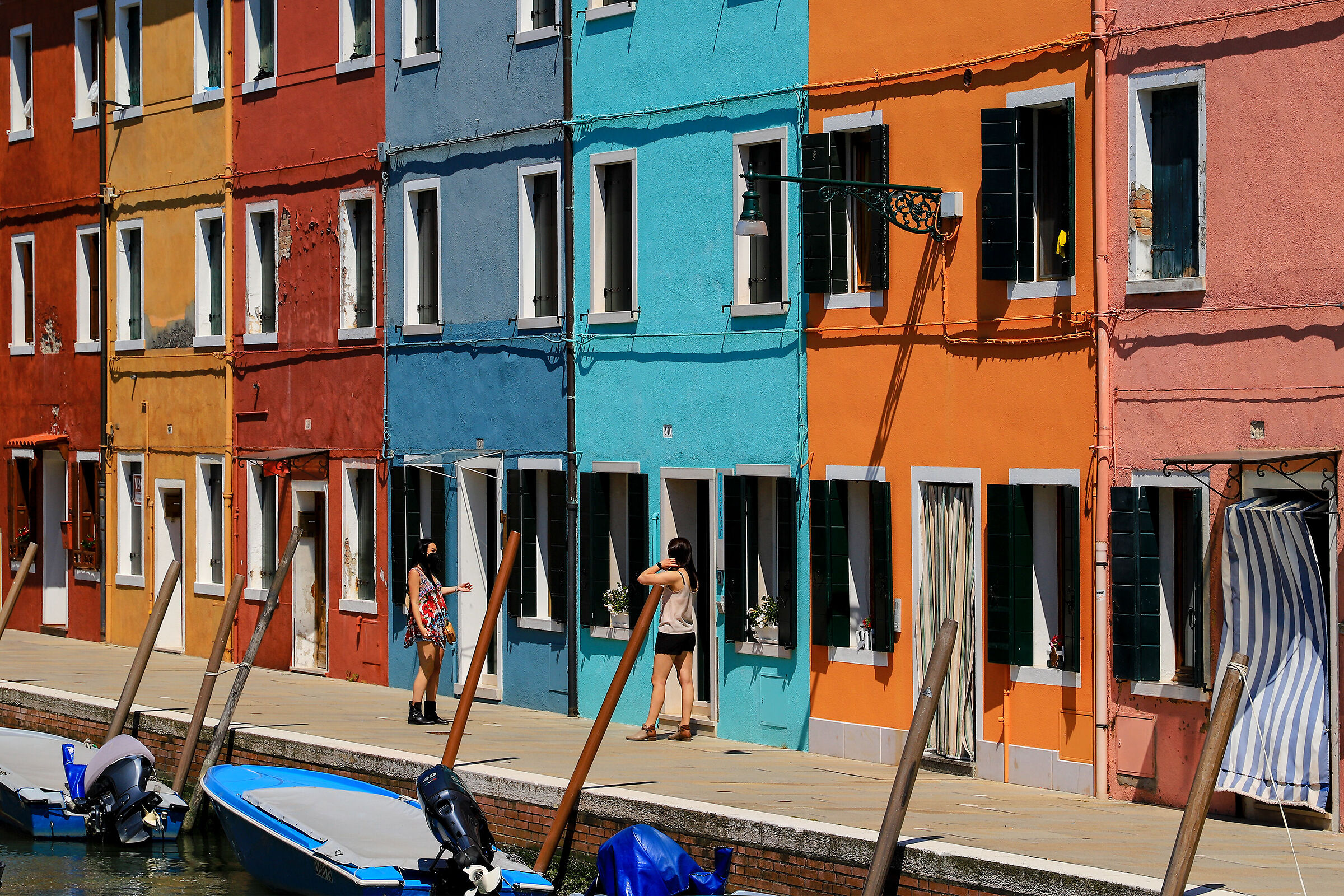 Givani ragazze rinfrescano i colori