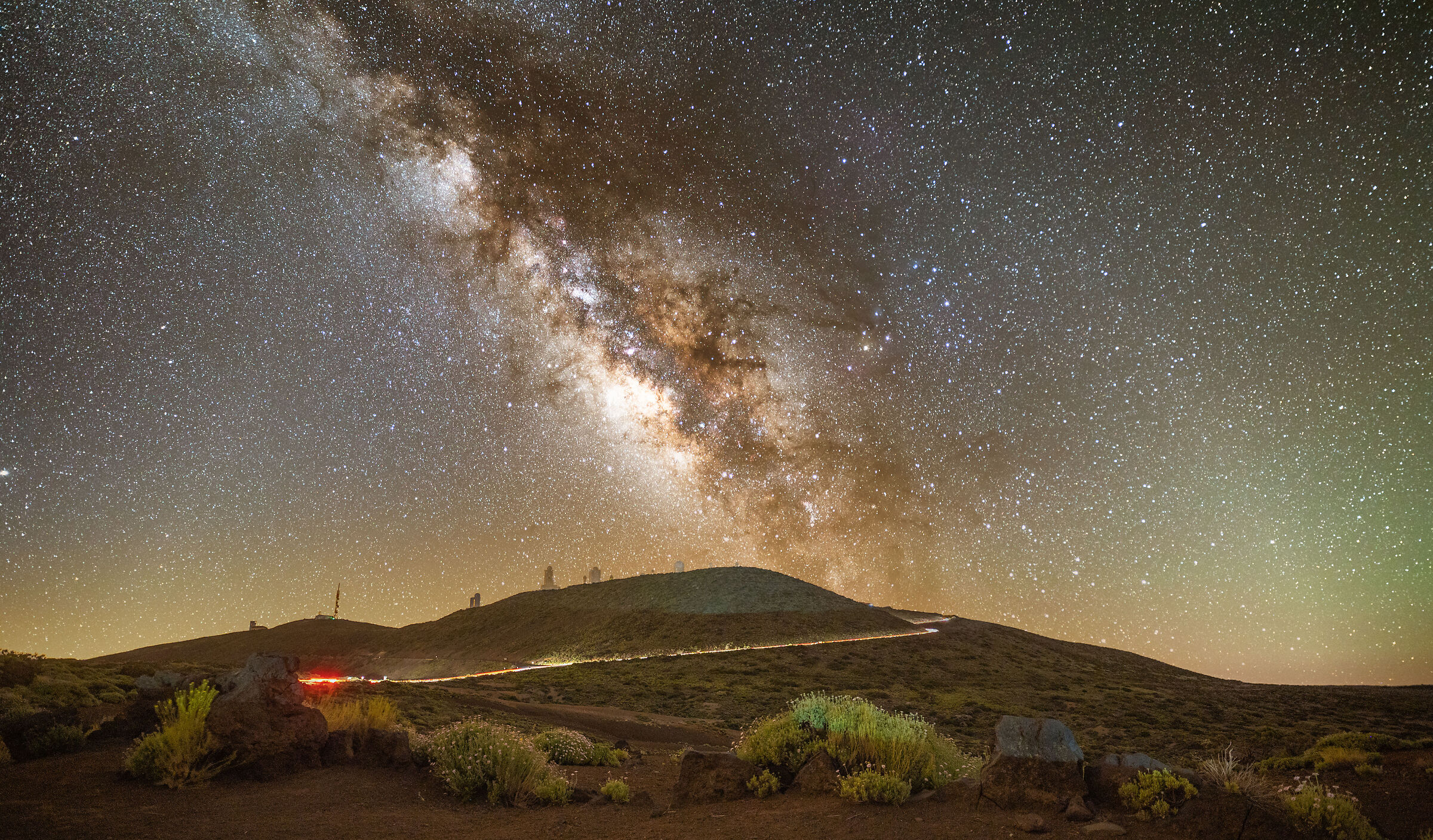 tracciata via lattea miscelata sopra astrofisico de Canarias