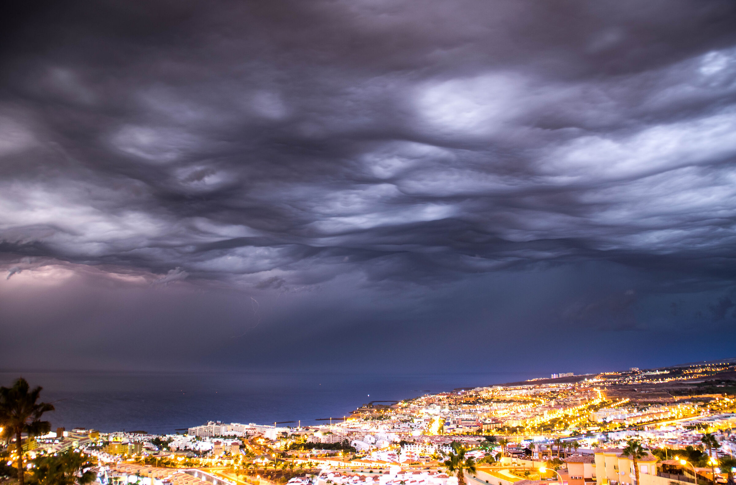 Nuvole di Asperitas e fulmini su Costa Adeje