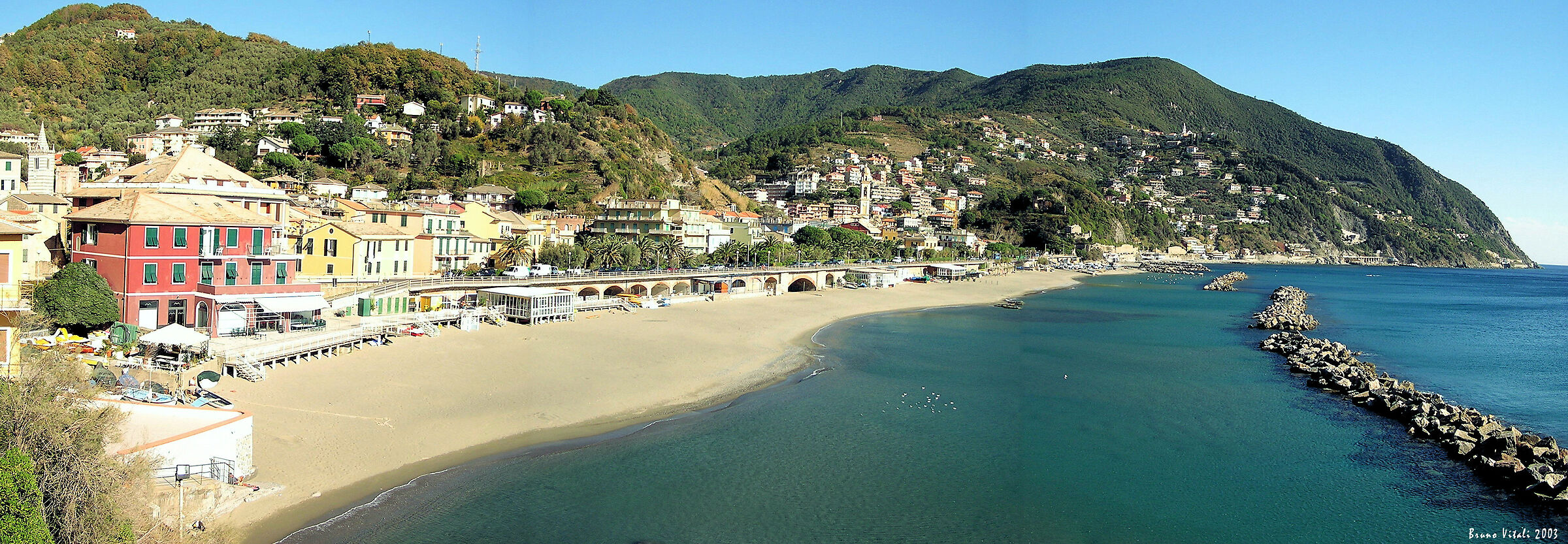 La bianca spiaggia di Moneglia