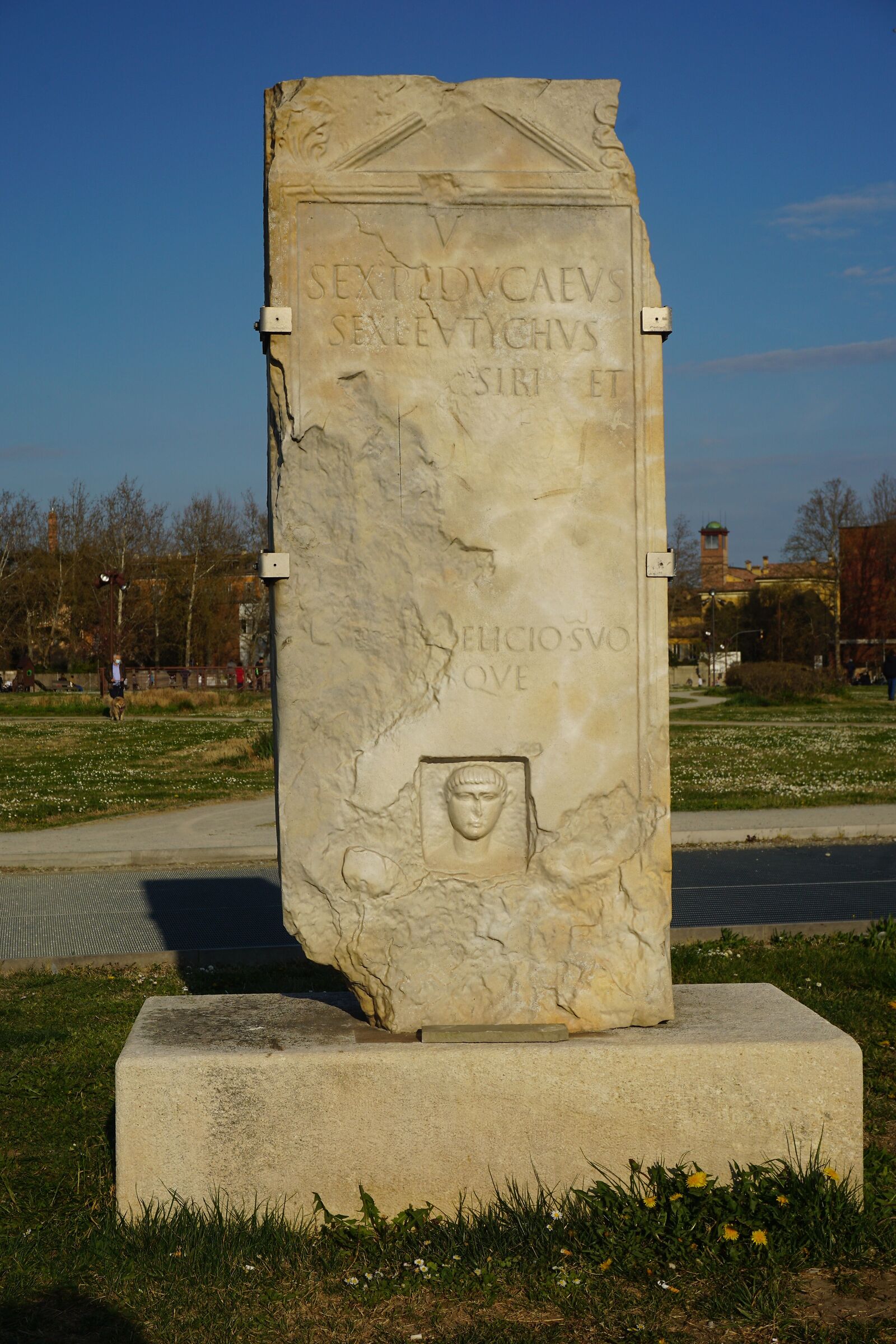Stele funeraria - Parco Novi Sad