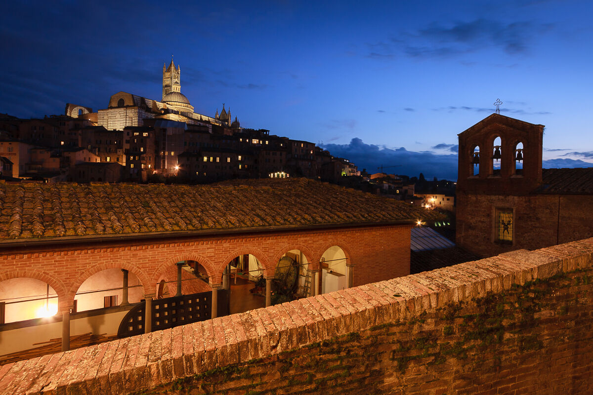 Alta sul colle la gloria di Siena ...