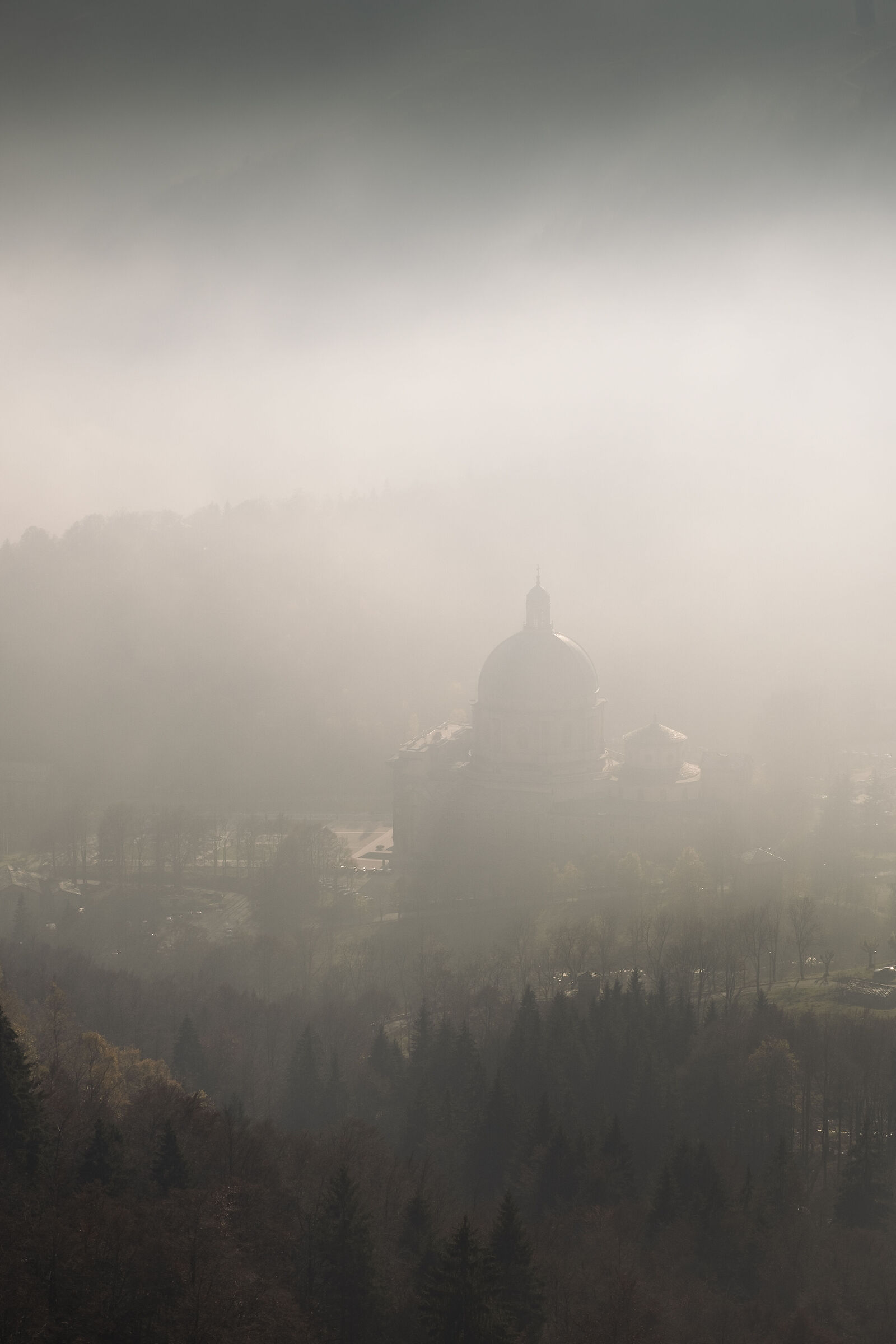 La basilica nuova di Oropa nella nebbia